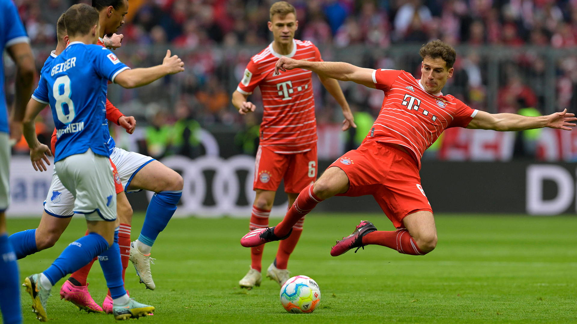 Leon Goretzka im Zweikampf im Heimspiel des FC Bayern gegen die TSG Hoffenheim.