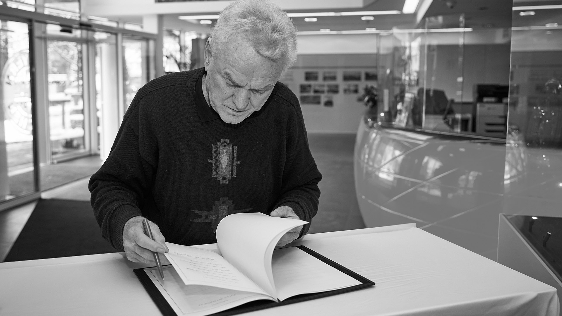 Sepp Maier reads in the book of condolence for Franz Beckenbauer at Säbener Straße