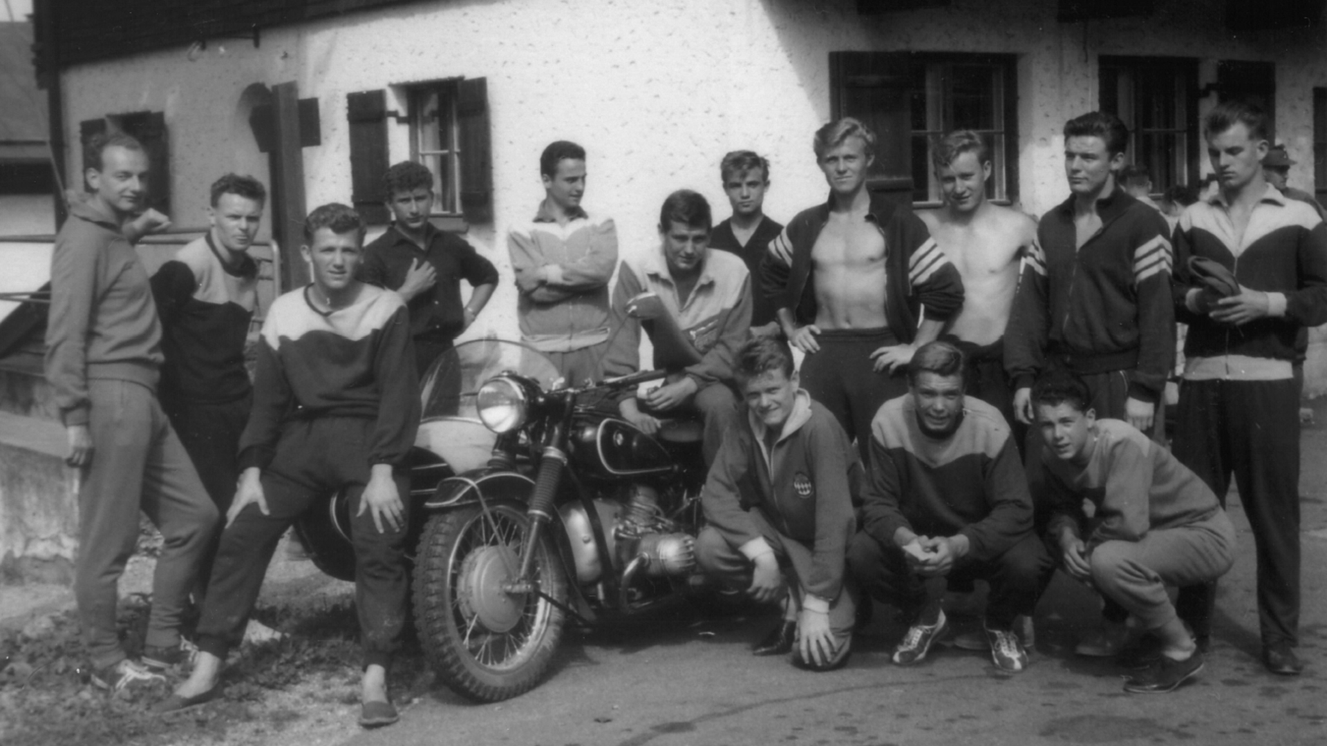 Sepp Maier und Franz Beckenbauer posieren mit Freunden vor einem Motorrad