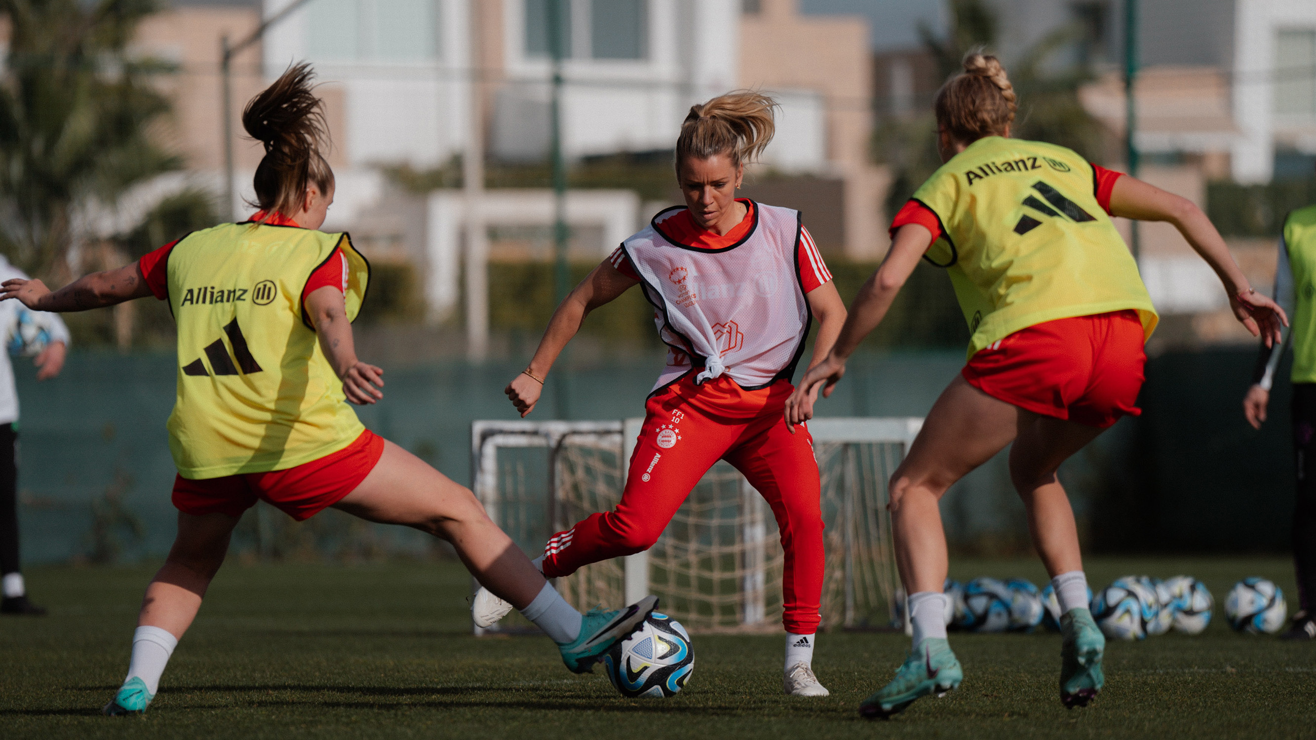 Linda Dallmann im Zweikampf im Trainingslager der FC Bayern Frauen.