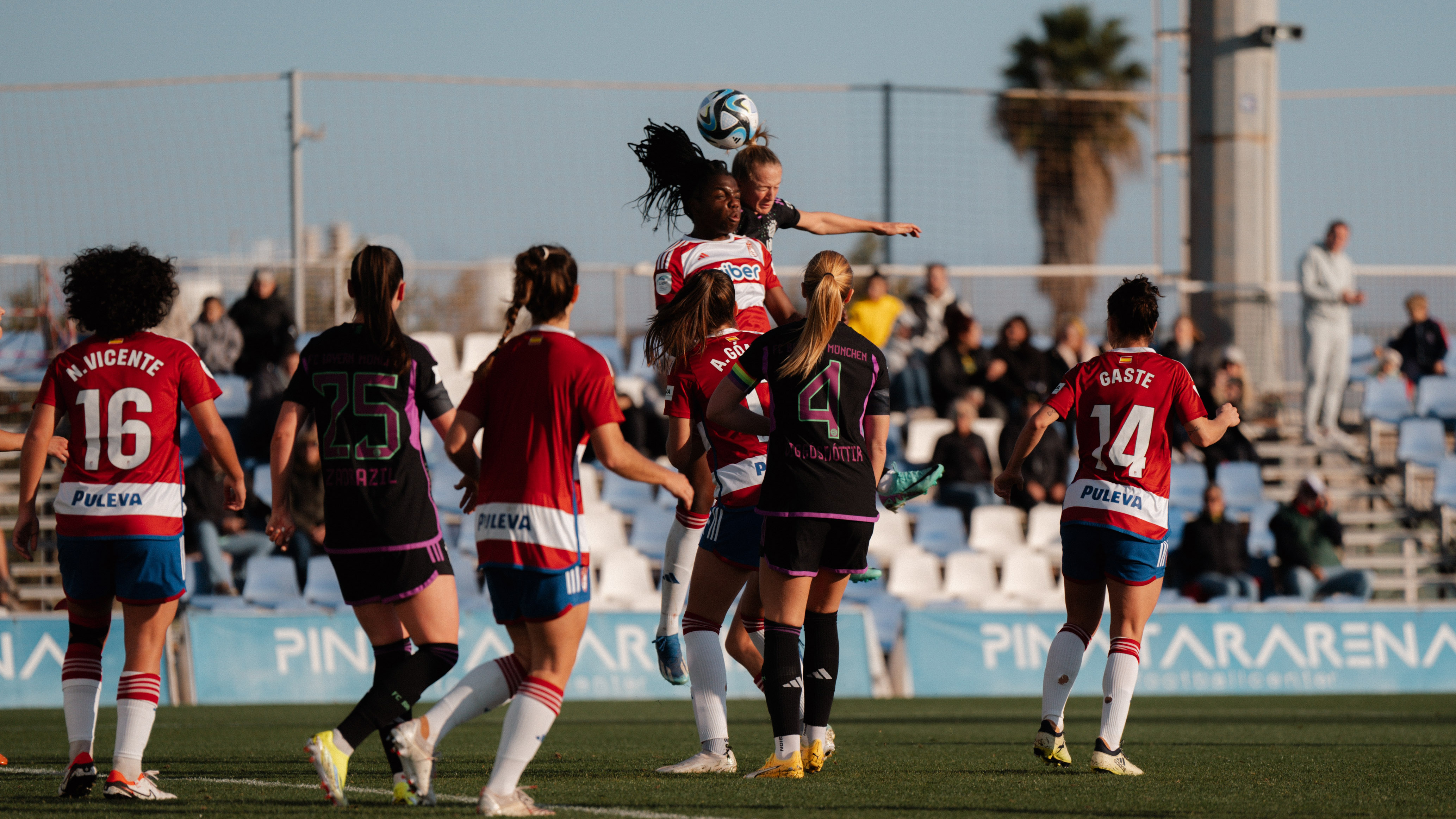 Lea Schüller während des Testspiels gegen den FC Granada.