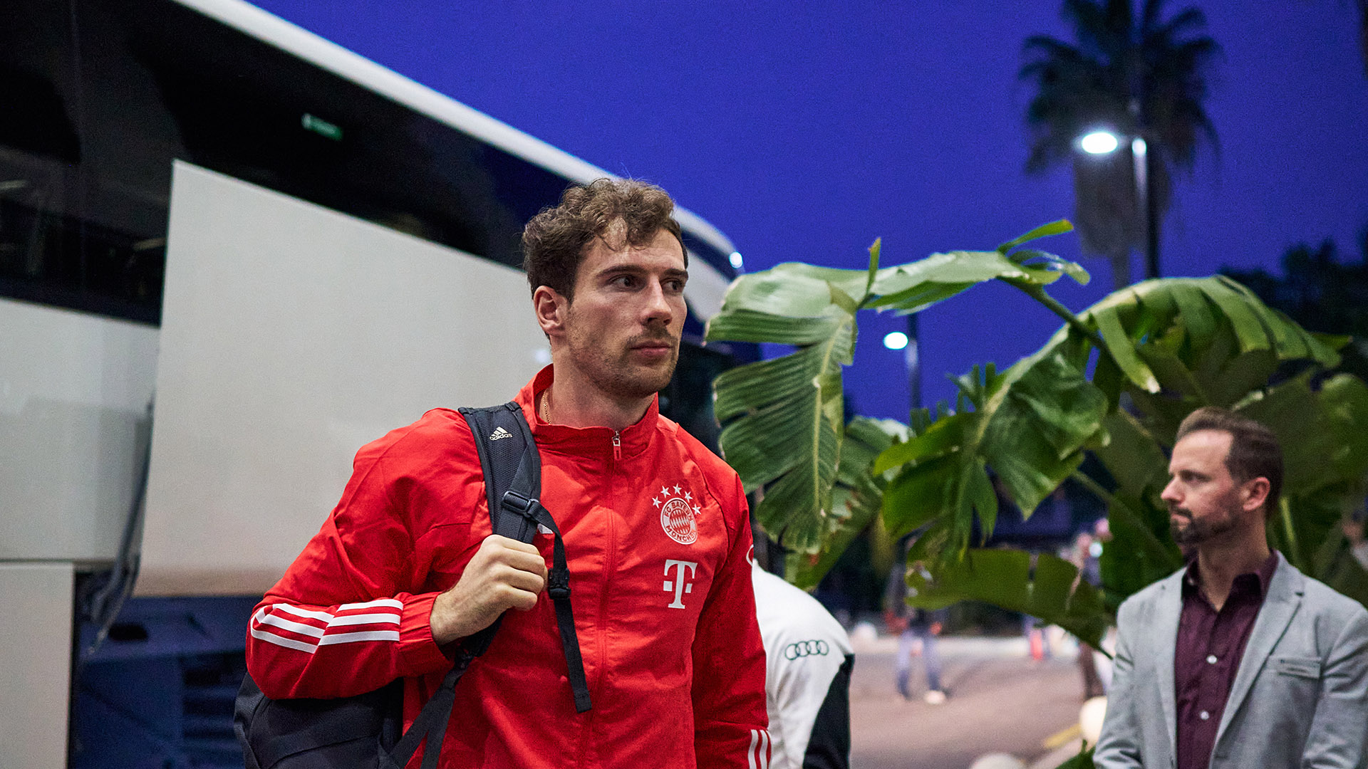 Leon Goretzka bei der Anreise zum Trainingslager des FC Bayern in Faro