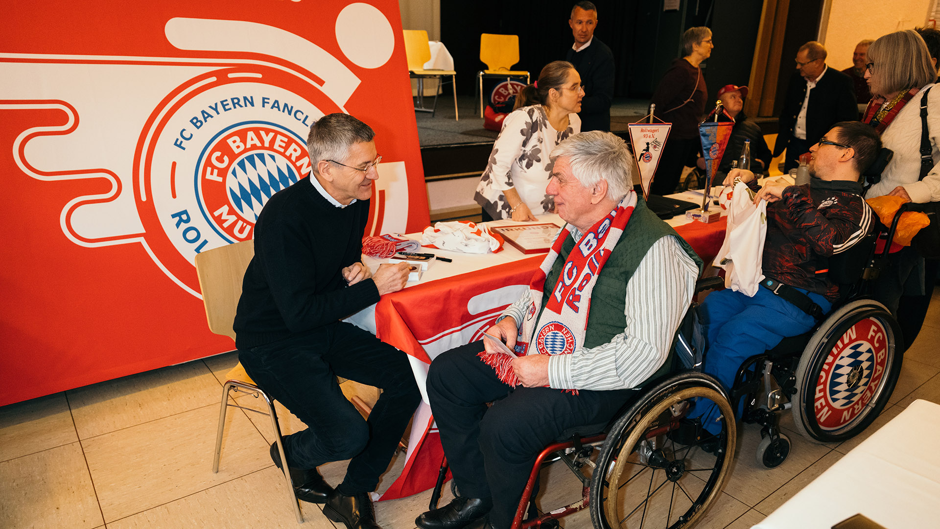 Herbert Hainer im Gespräch mit einem Fan des FC Bayern bei der Jubiläumsfeier 30 Jahre Rollwagerl 93 e.V.