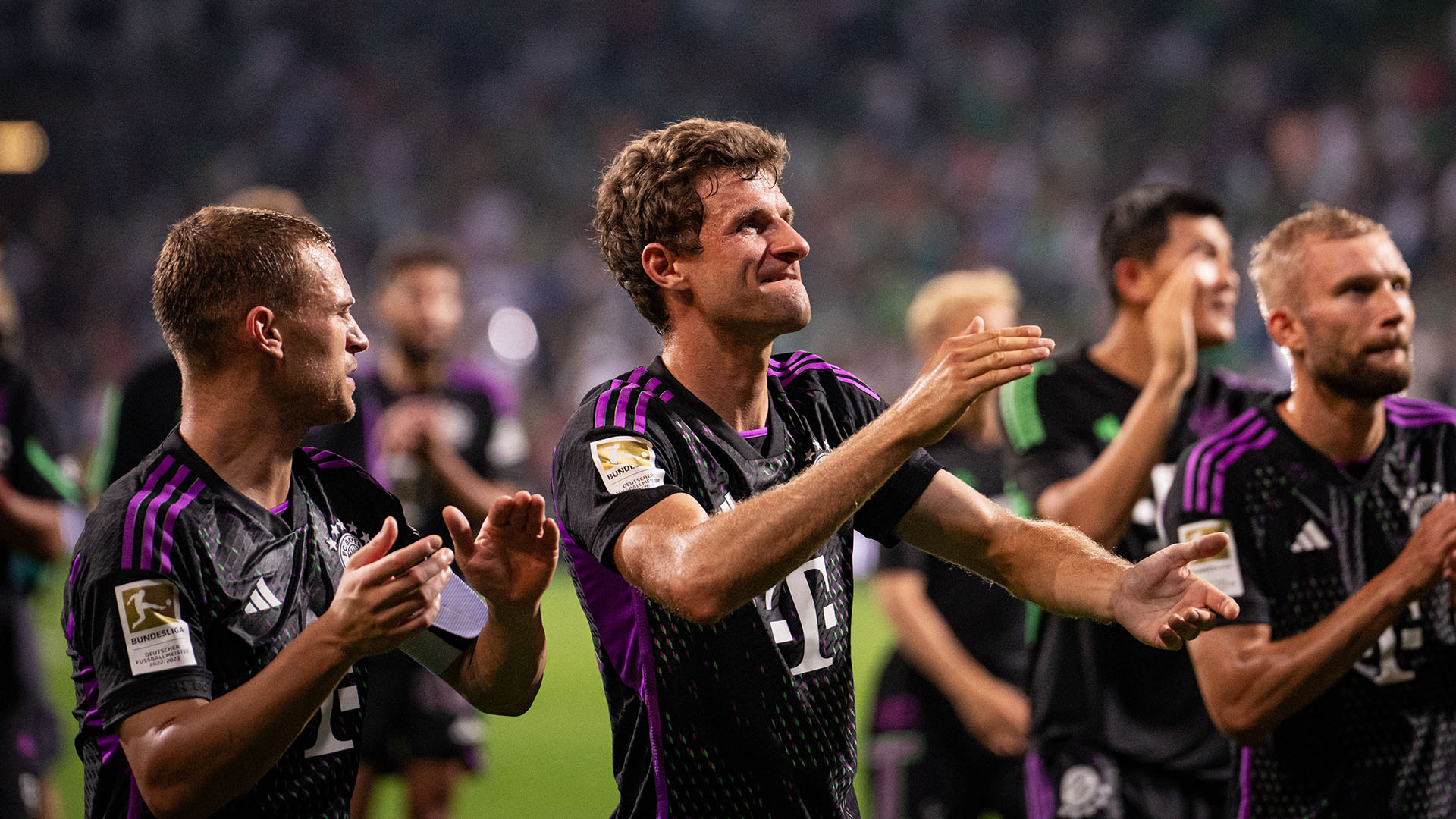 Joshua Kimmich und Thomas Müller feiern nach dem Spiel in Bremen vor den Fans