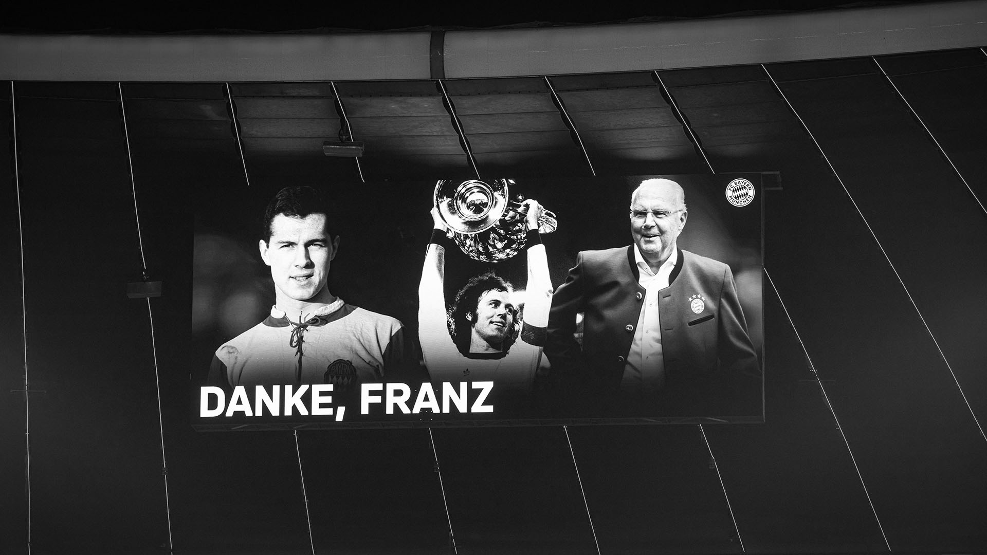 Anzeigetafel in der Allianz Arena im Gedenken an Franz Beckenbauer