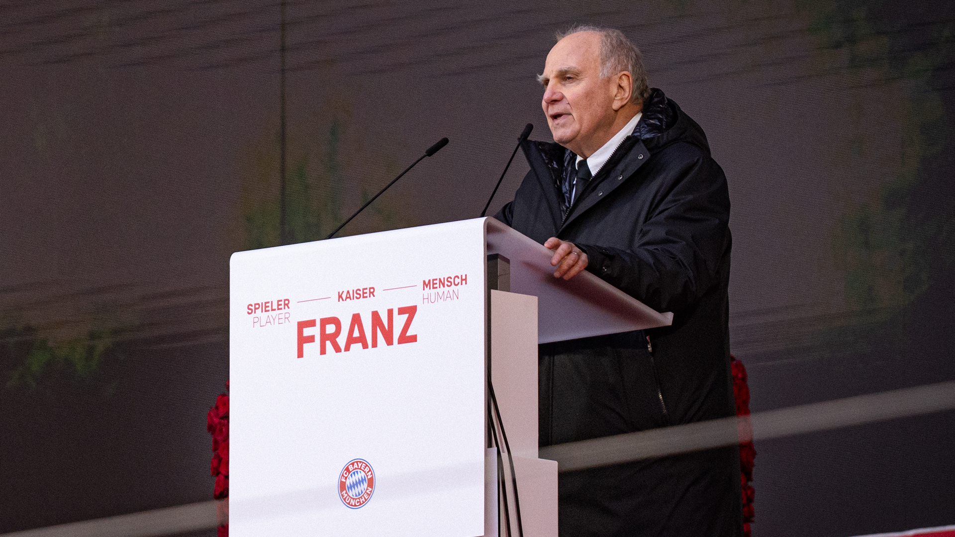 Ehrenpräsident Uli Hoeneß würdigte in seiner Rede bei der Gedenkfeier des FC Bayern den verstorbenen Franz Beckenbauer.