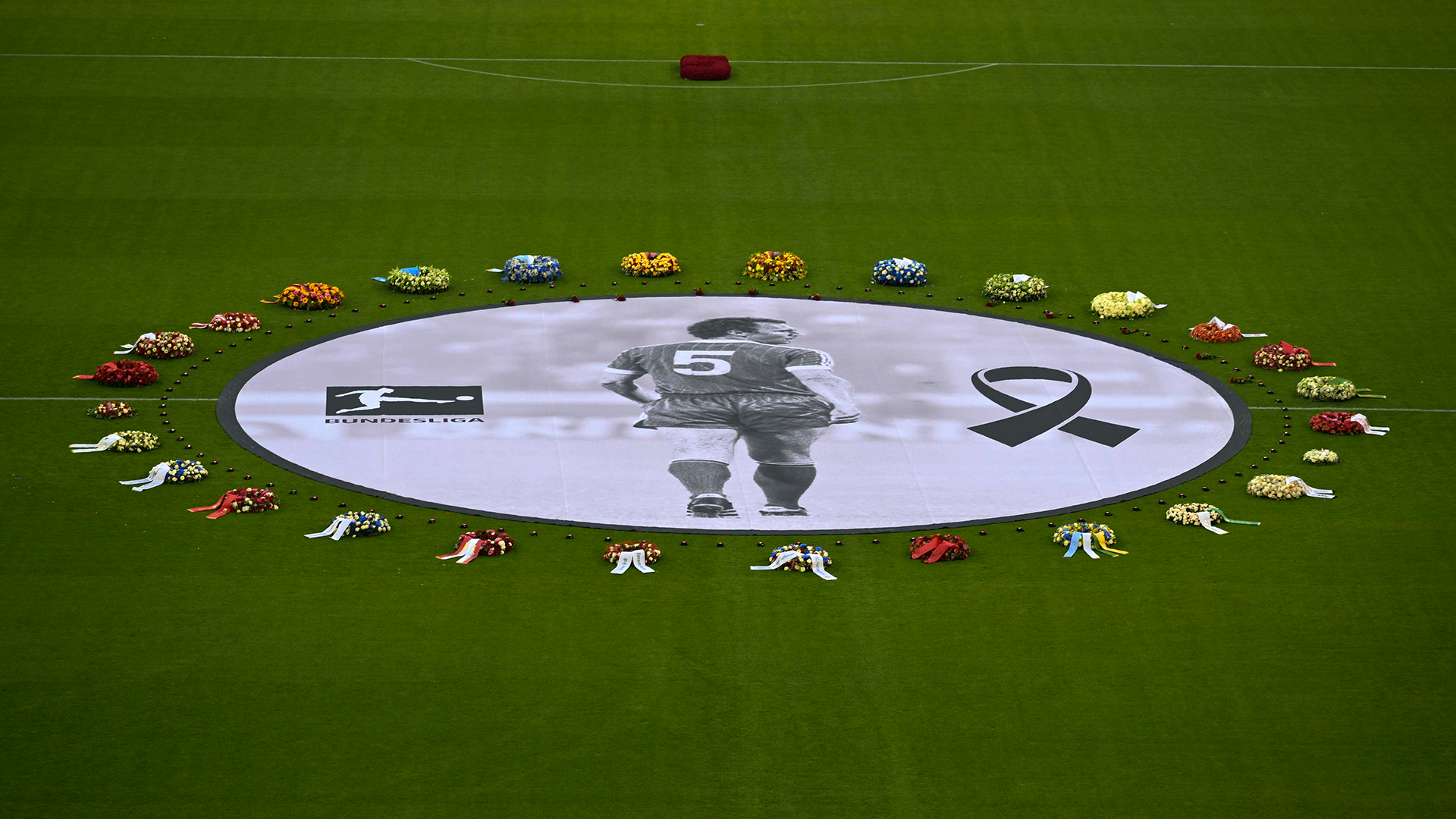 Allianz Arena leuchtet im Gedenken an Franz Beckenbauer