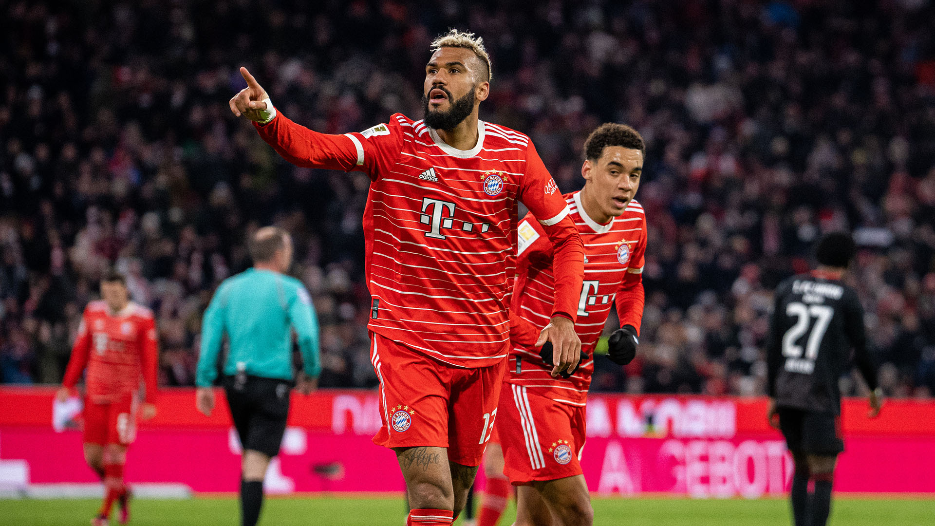 Eric Maxim Choupo-Moting jubelt über ein Tor des FC Bayern im Heimspiel gegen den 1. FC Union Berlin.