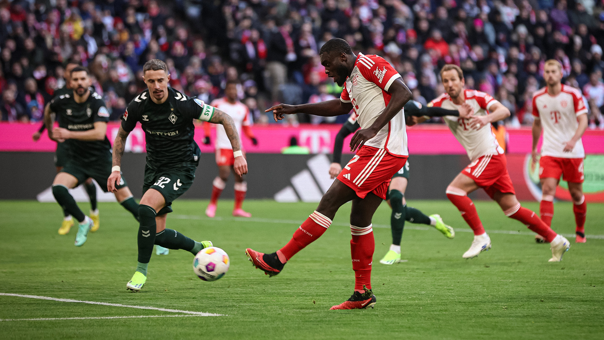 Spielszene aus dem Bundesliga-Duell FC Bayern gegen Werder Bremen