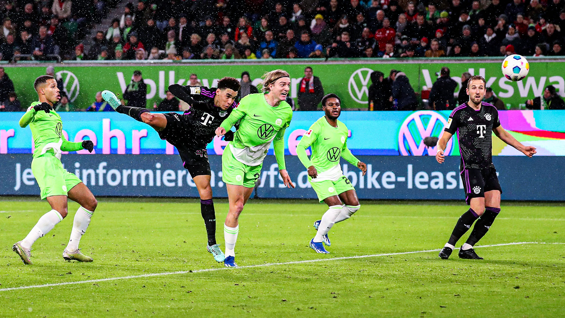 Jamal Musiala adelantó de cabeza al Bayern en su visita al VfL Wolfsburg.