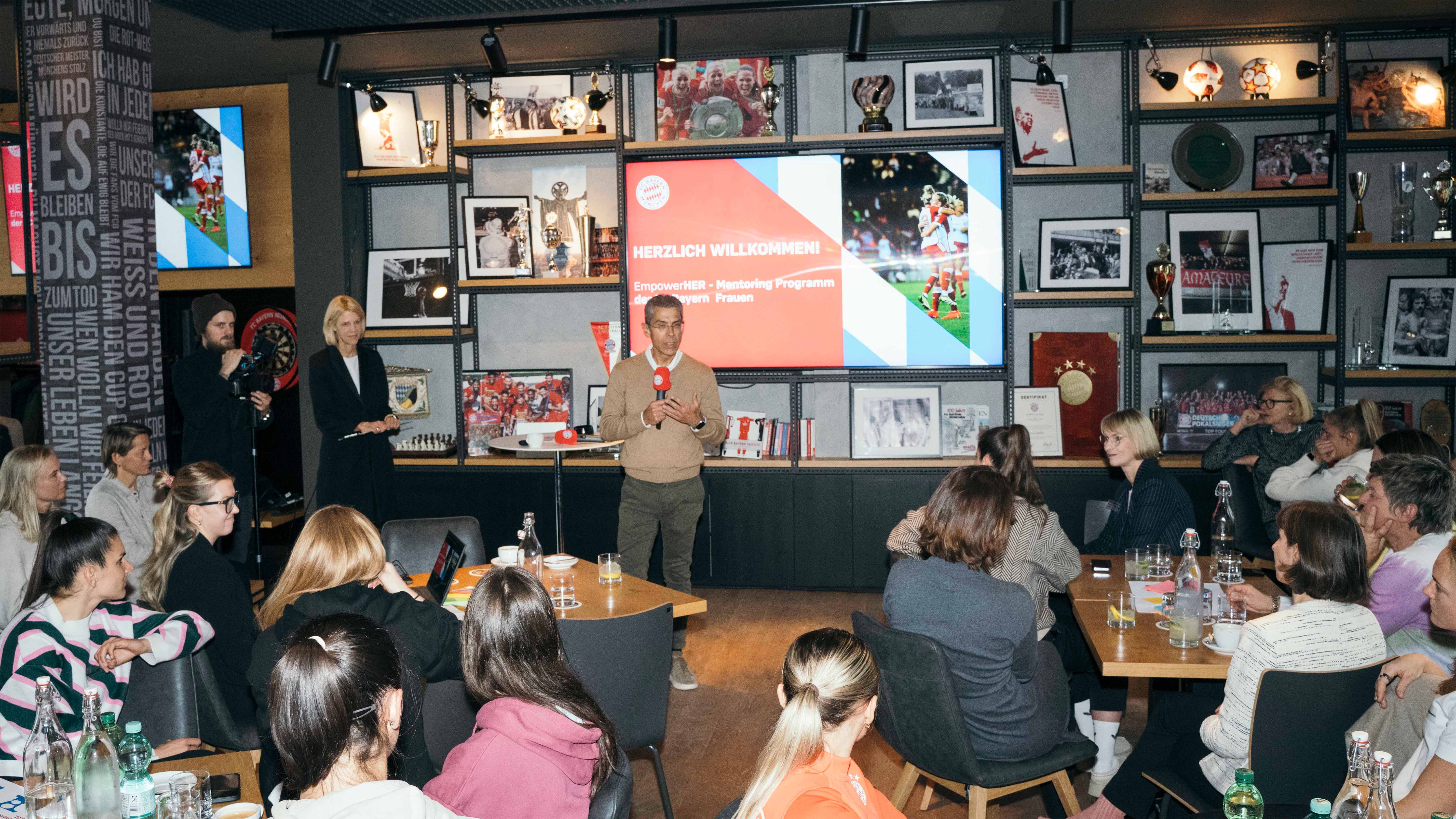 FC Bayern vice-chairman Dr Michael Diederich discussing the opportunities of a mentoring programme.