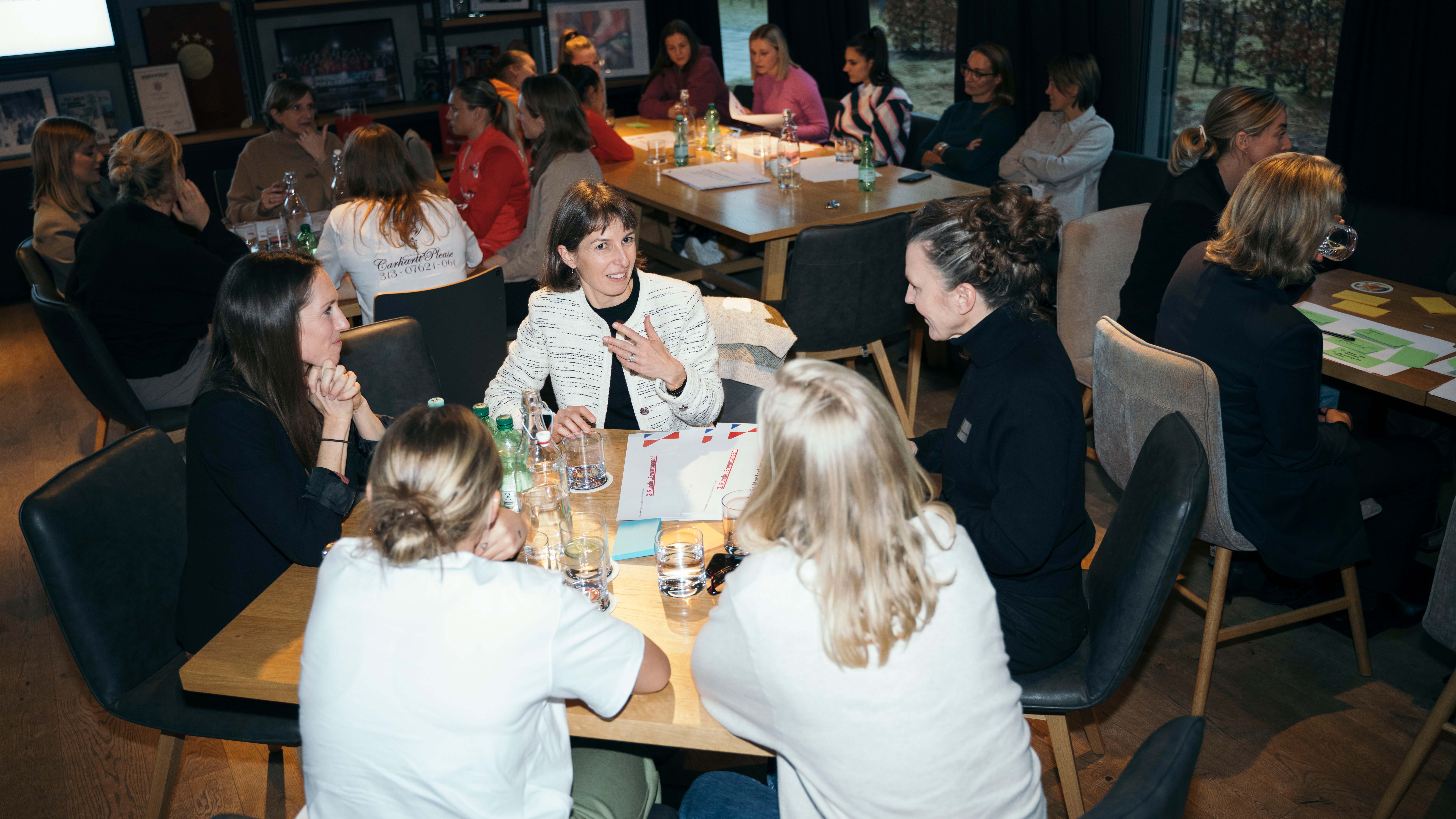 There were lively discussions between the mentors and Bayern players.