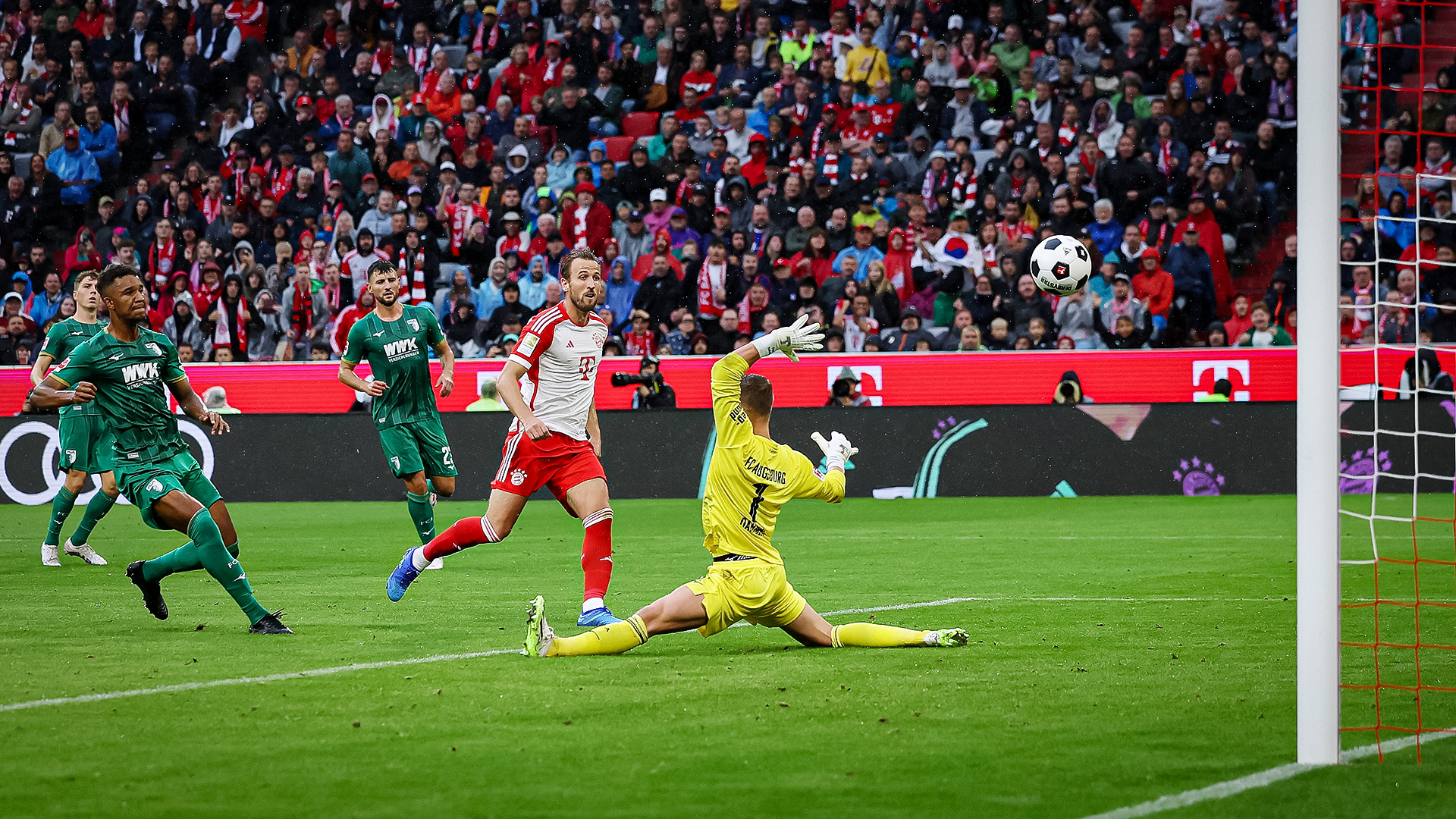 Harry Kane erzielt ein Tor im Bundesliga-Spiel gegen den FC Augsburg.