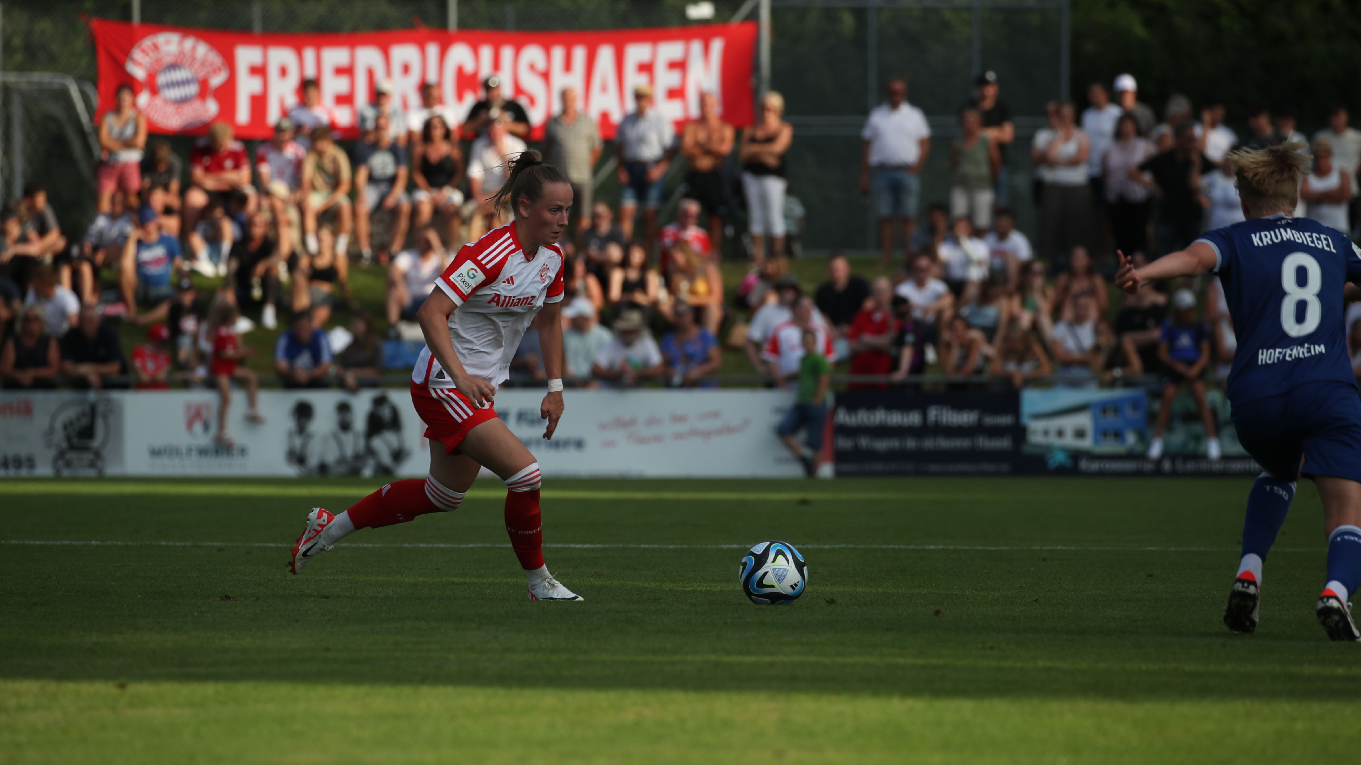 Szene aus dem Testspiel der FC Bayern Frauen gegen Hoffenheim.