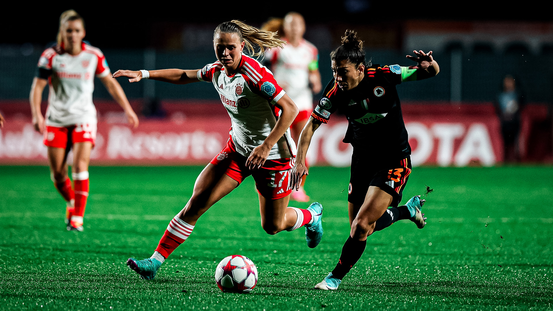 Die FC Bayern Frauen im Zuge des Gastspiels bei der AS Rom.