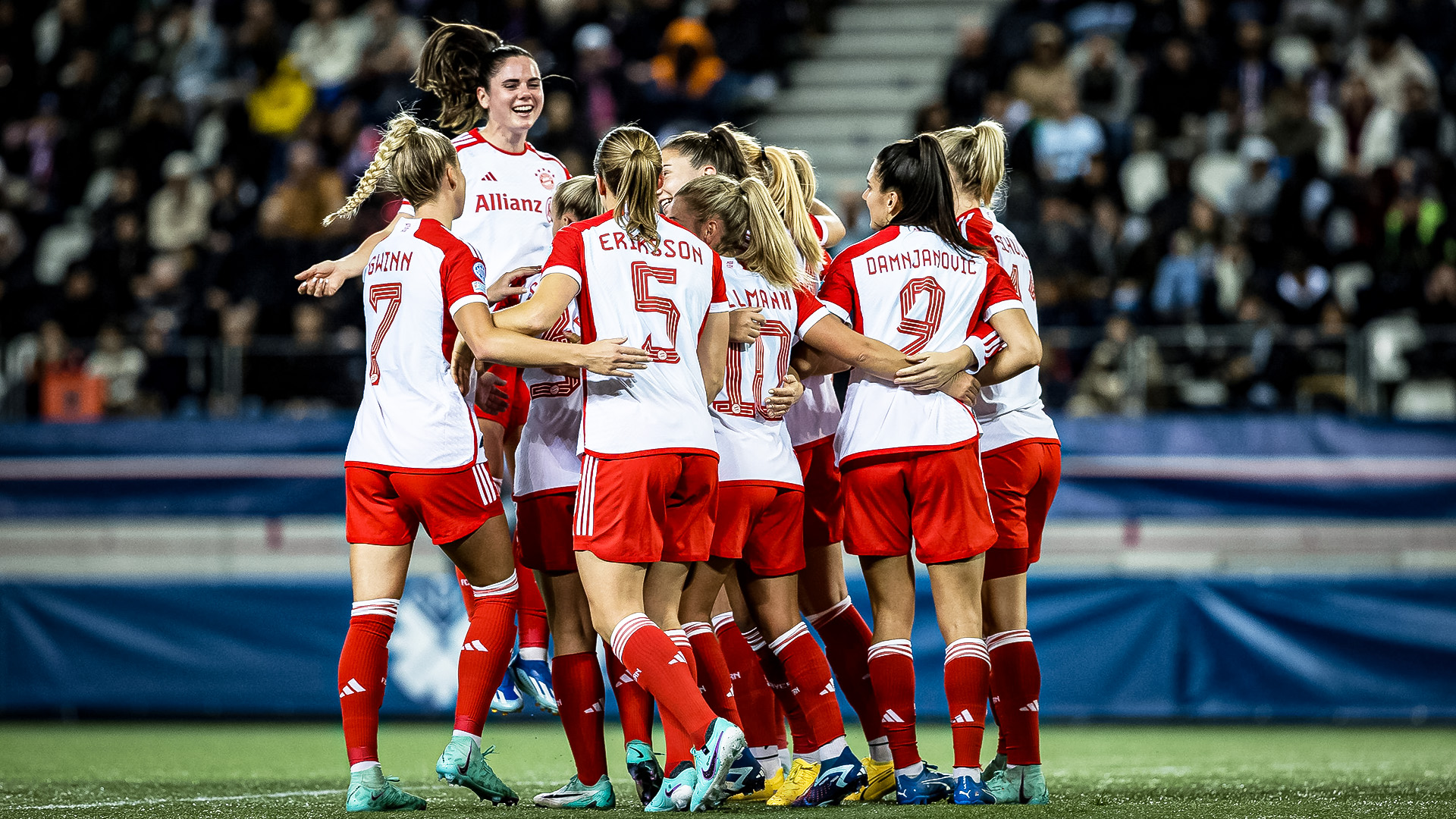 Die FC Bayern Frauen bejubeln den Führungstreffer durch Eriksson.