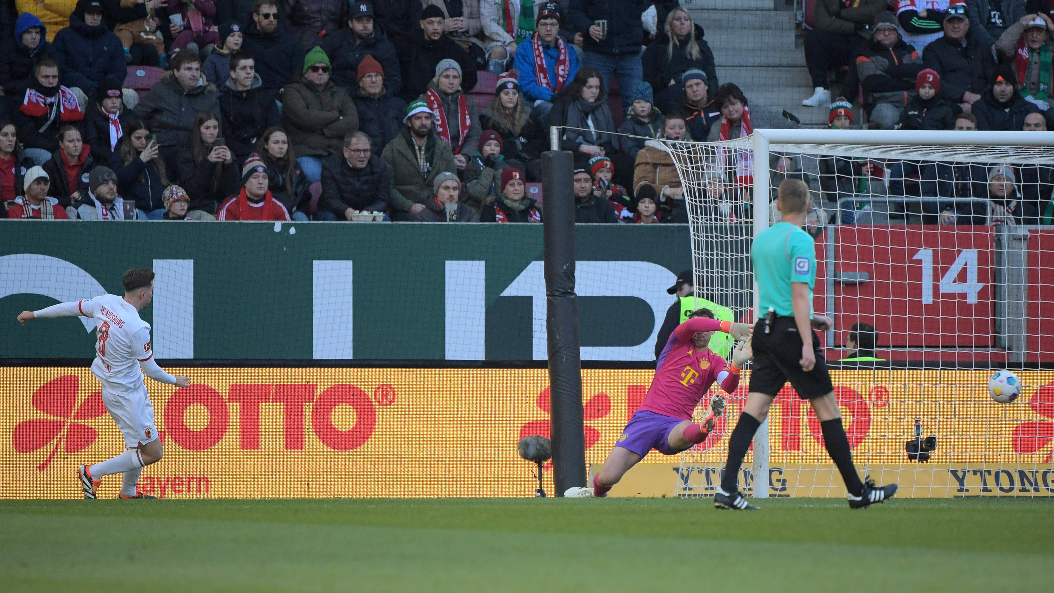 Spielszene aus dem Bundesliga-Duell FC Augsburg gegen den FC Bayern