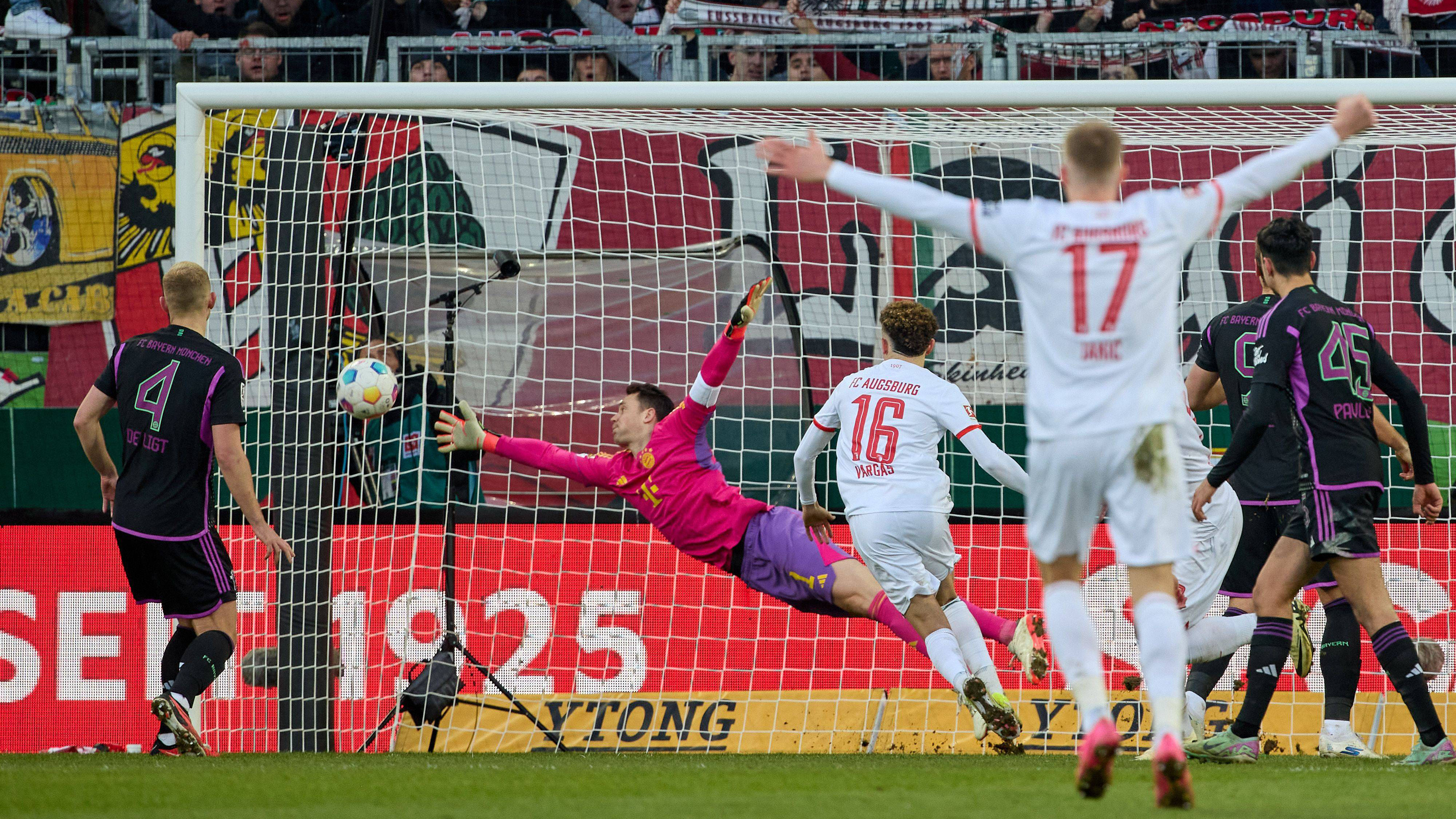 Spielszene aus dem Bundesliga-Duell FC Augsburg gegen den FC Bayern