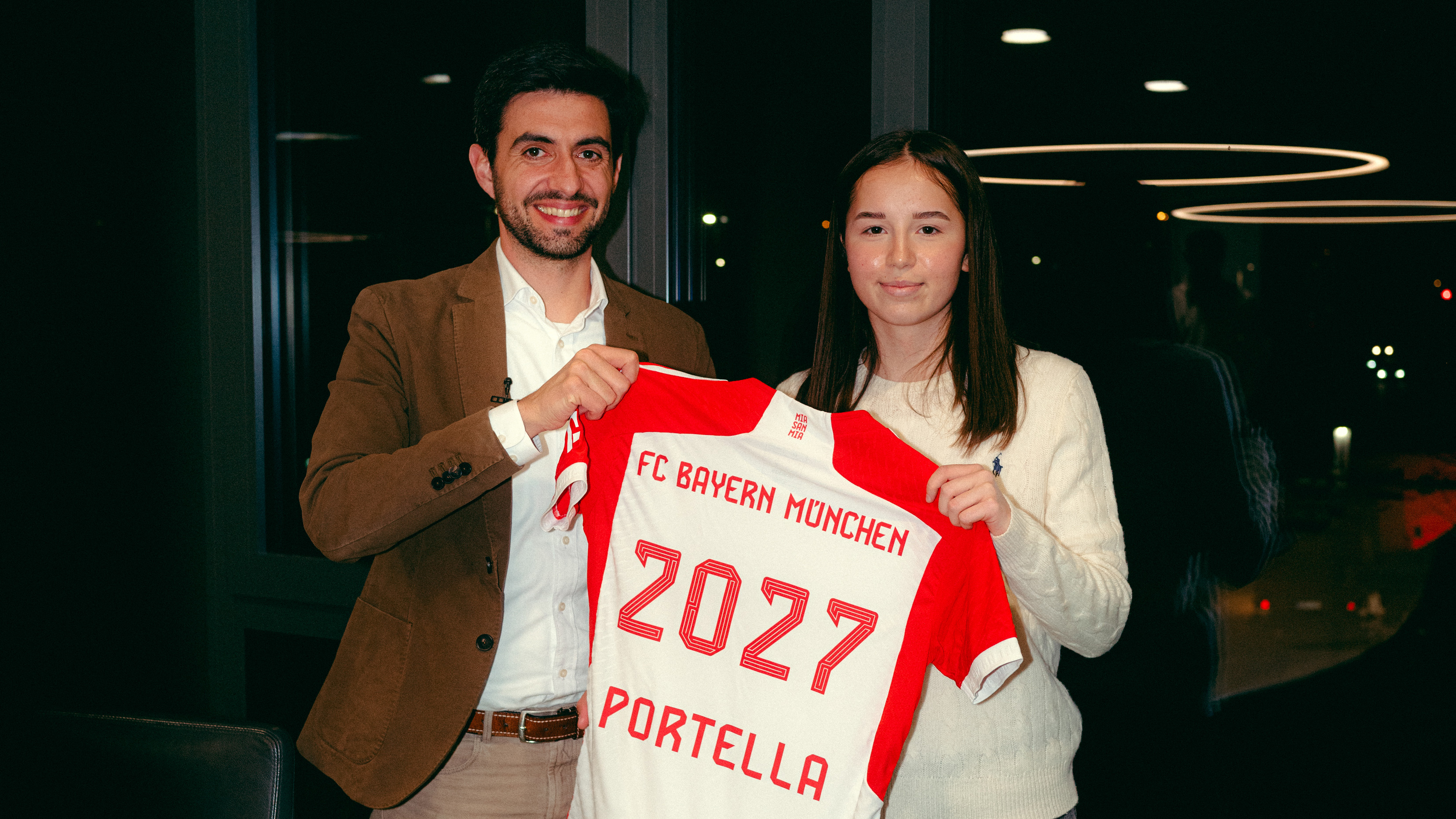 Laila Portella unterzeichnet ihren Vertrag bei den FC Bayern Frauen