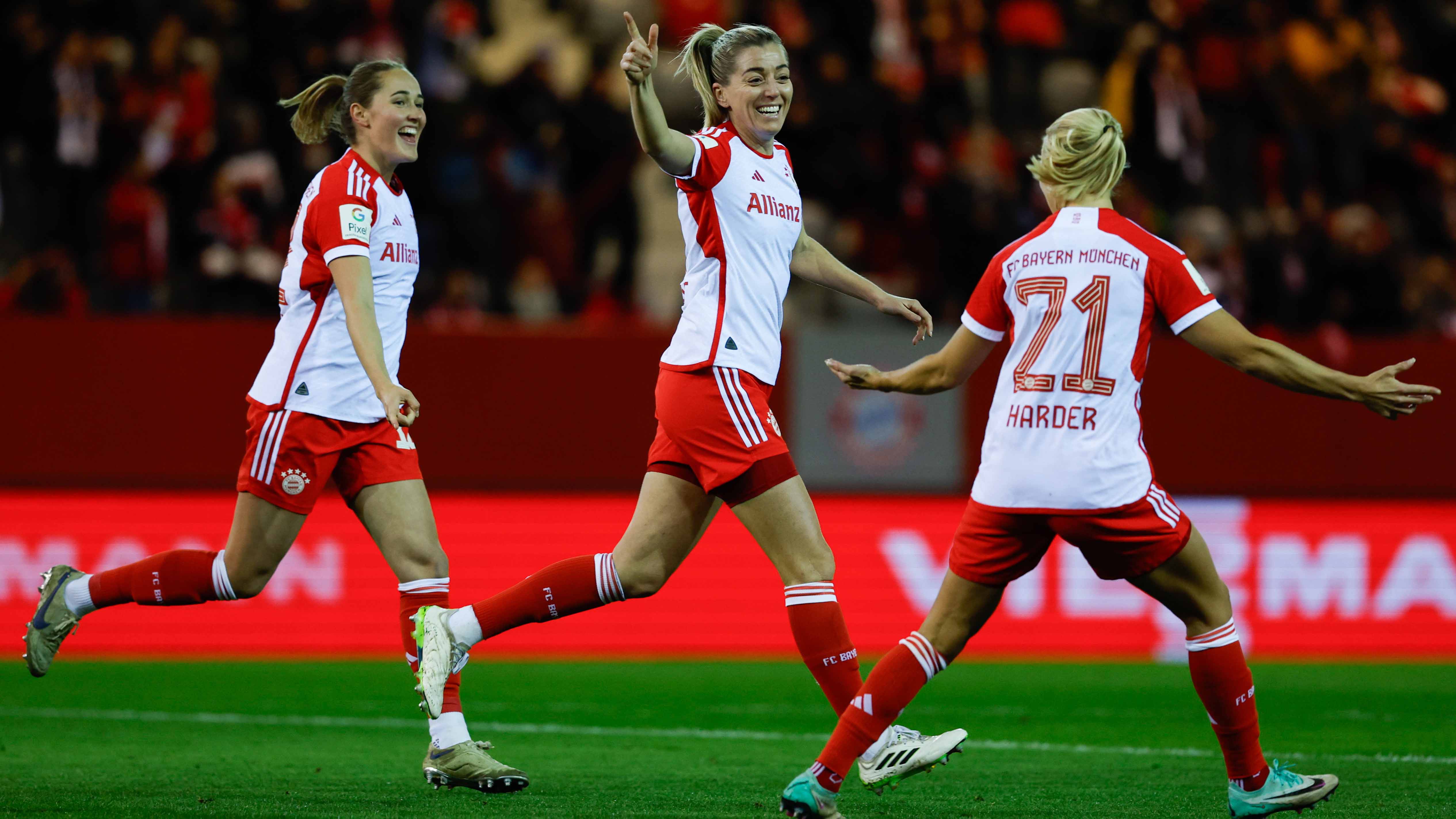 FC Bayern Frauen gegen den SC Freiburg am FC Bayern Campus