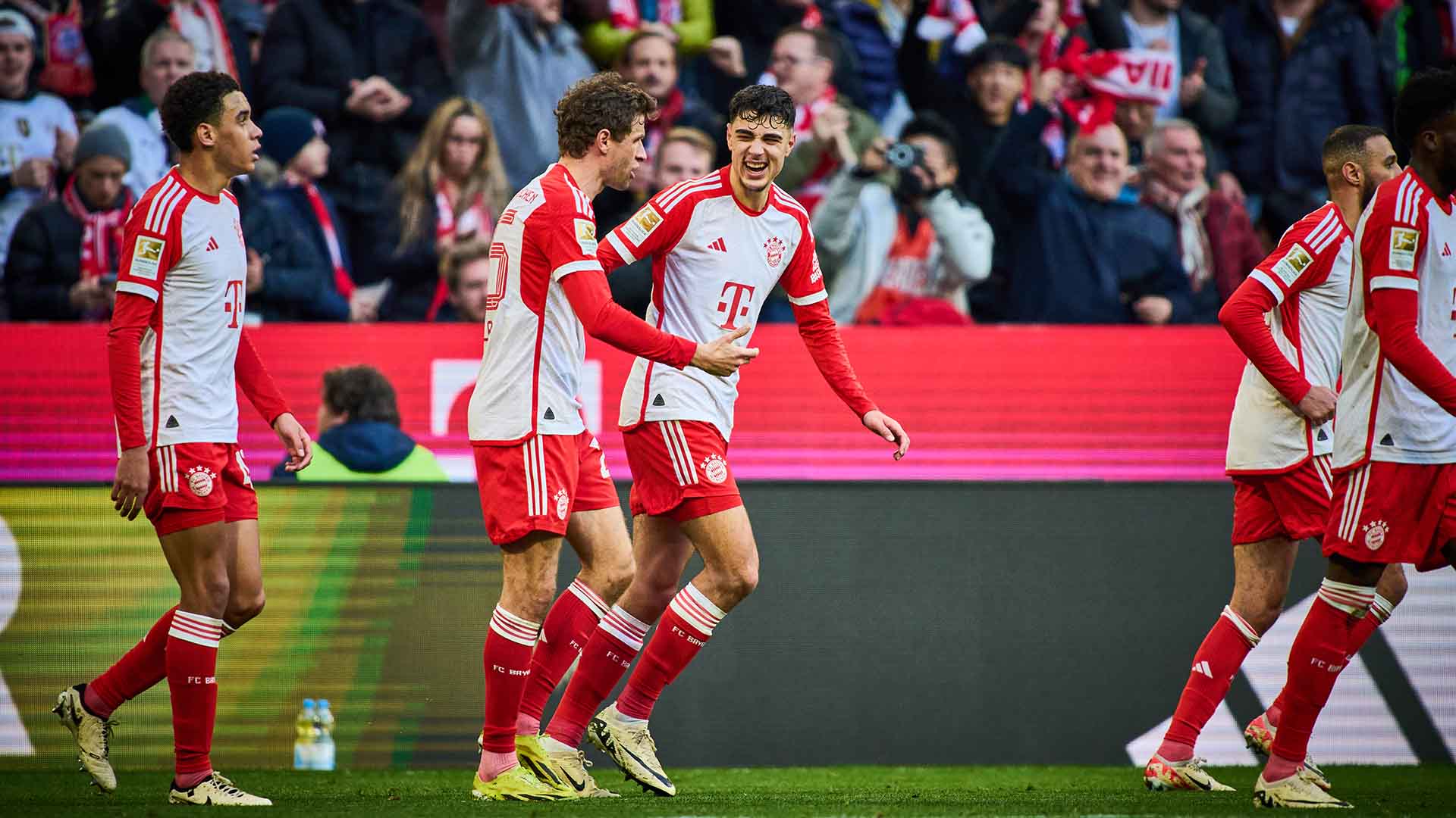 Thomas Müller jubelt mit Teamkollege Aleksandar Pavlovic