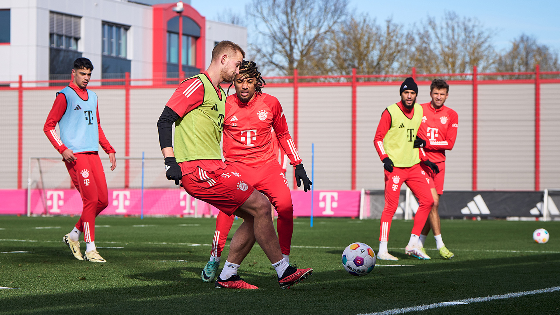 Matthijs de Ligt und Sacha Boey im Zweikampf im Training des FC Bayern