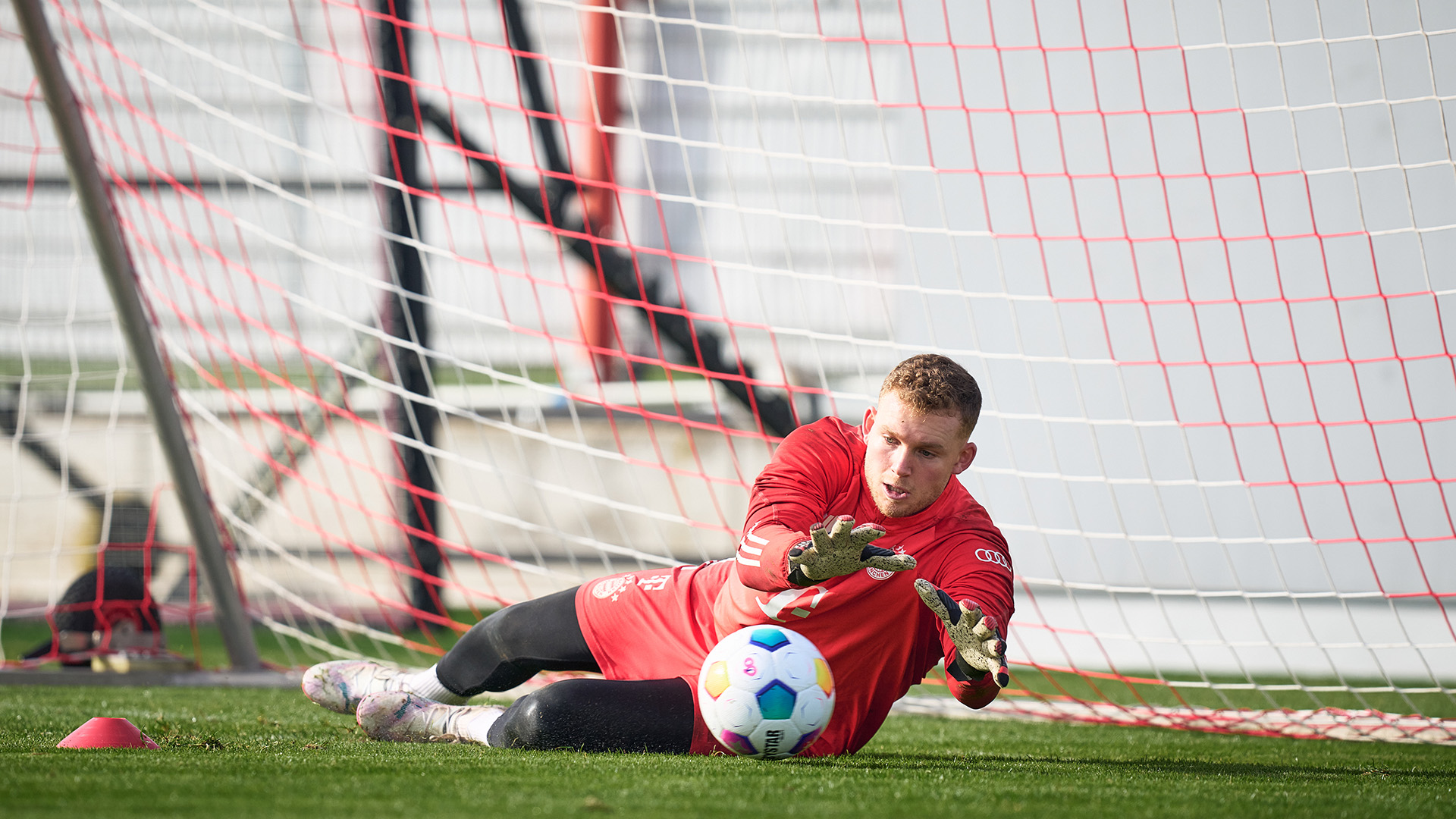 Daniel Peretz dives after the ball in FC Bayern training