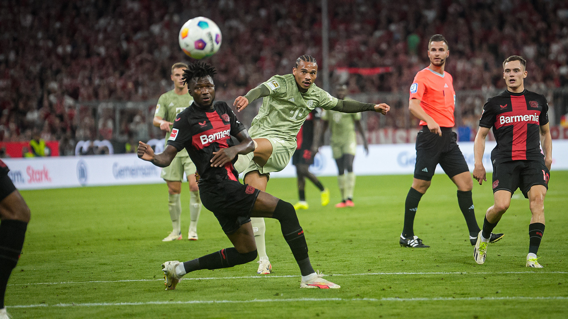 Leroy Sané gibt im Bundesliga-Spiel gegen Leverkusen einen Torschuss ab.