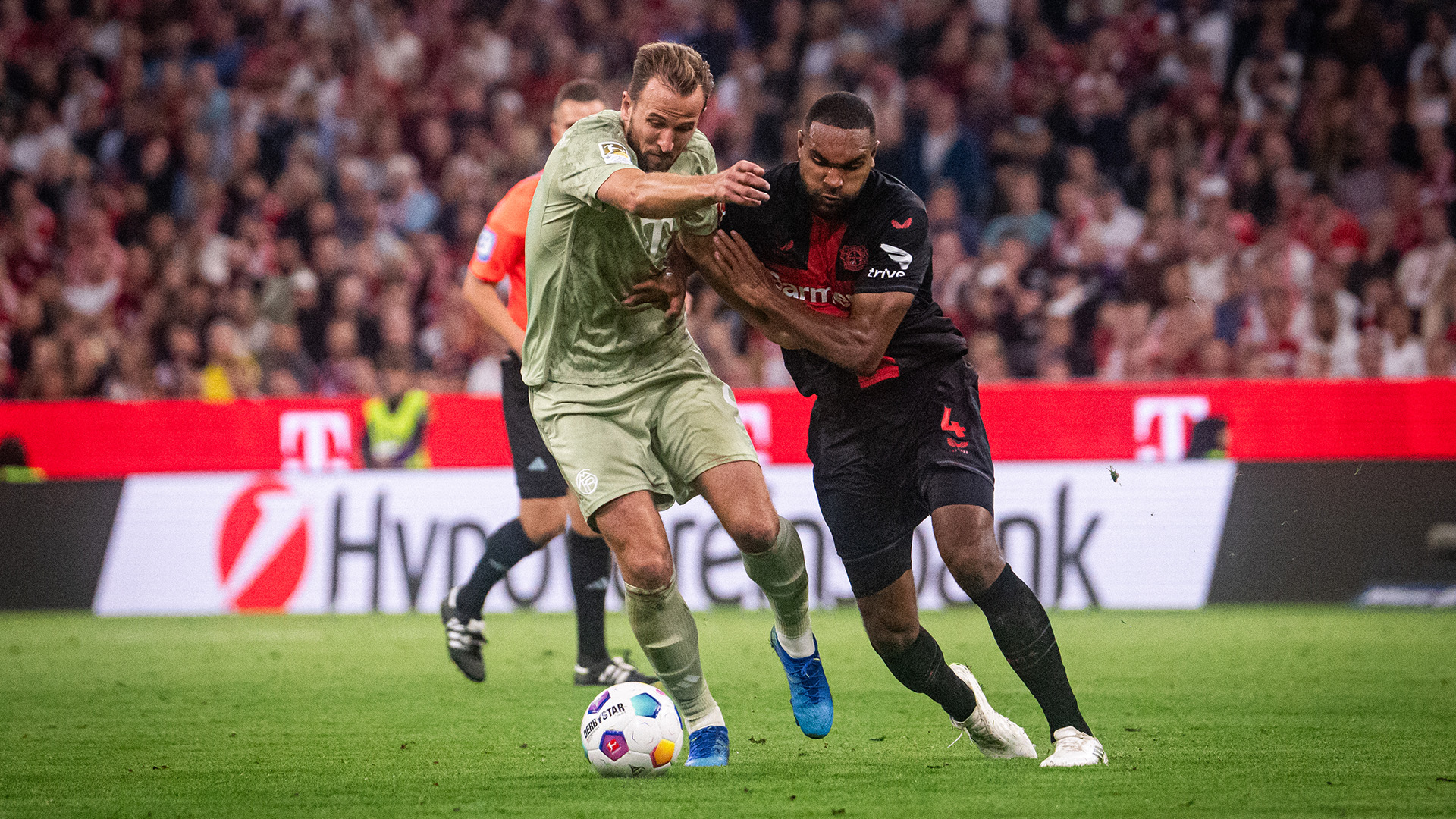 Harry Kane im Zweikampf mit Jonathan Tah im Bundesliga-Spiel gegen Bayer 04 Leverkusen.