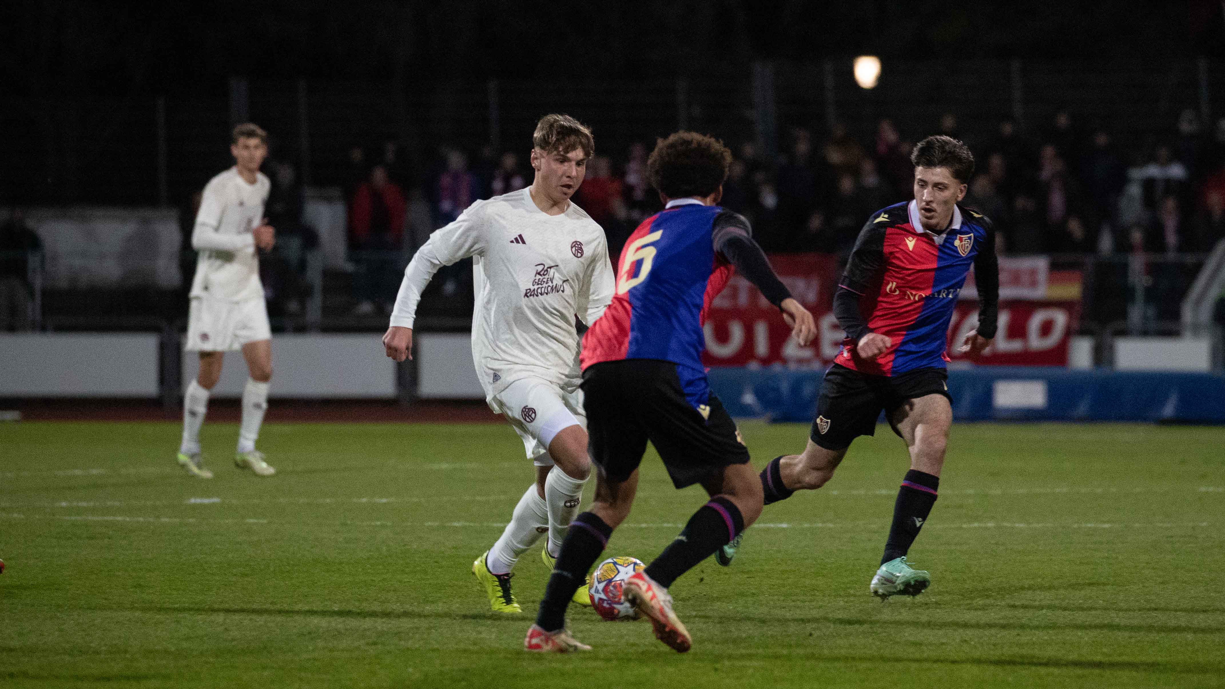 Max Scholze im Einsatz gegen Manchester United