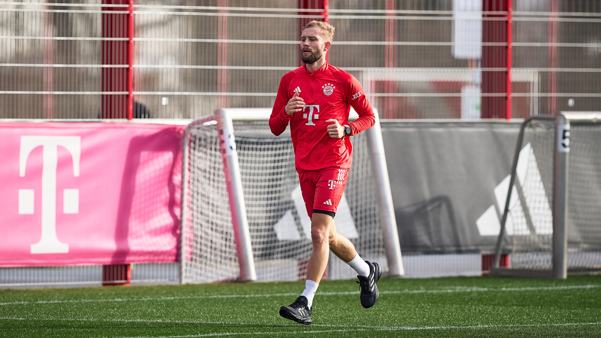 Konrad Laimer im Lauftraining auf dem Trainingsgelände an der Säbener Straße