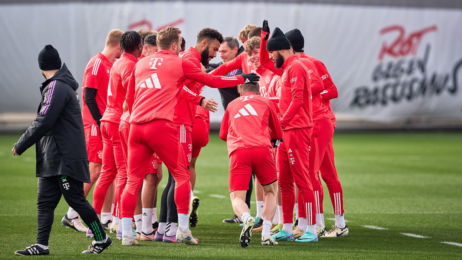 Spalier im FC Bayern-Training für Joshua Kimmich