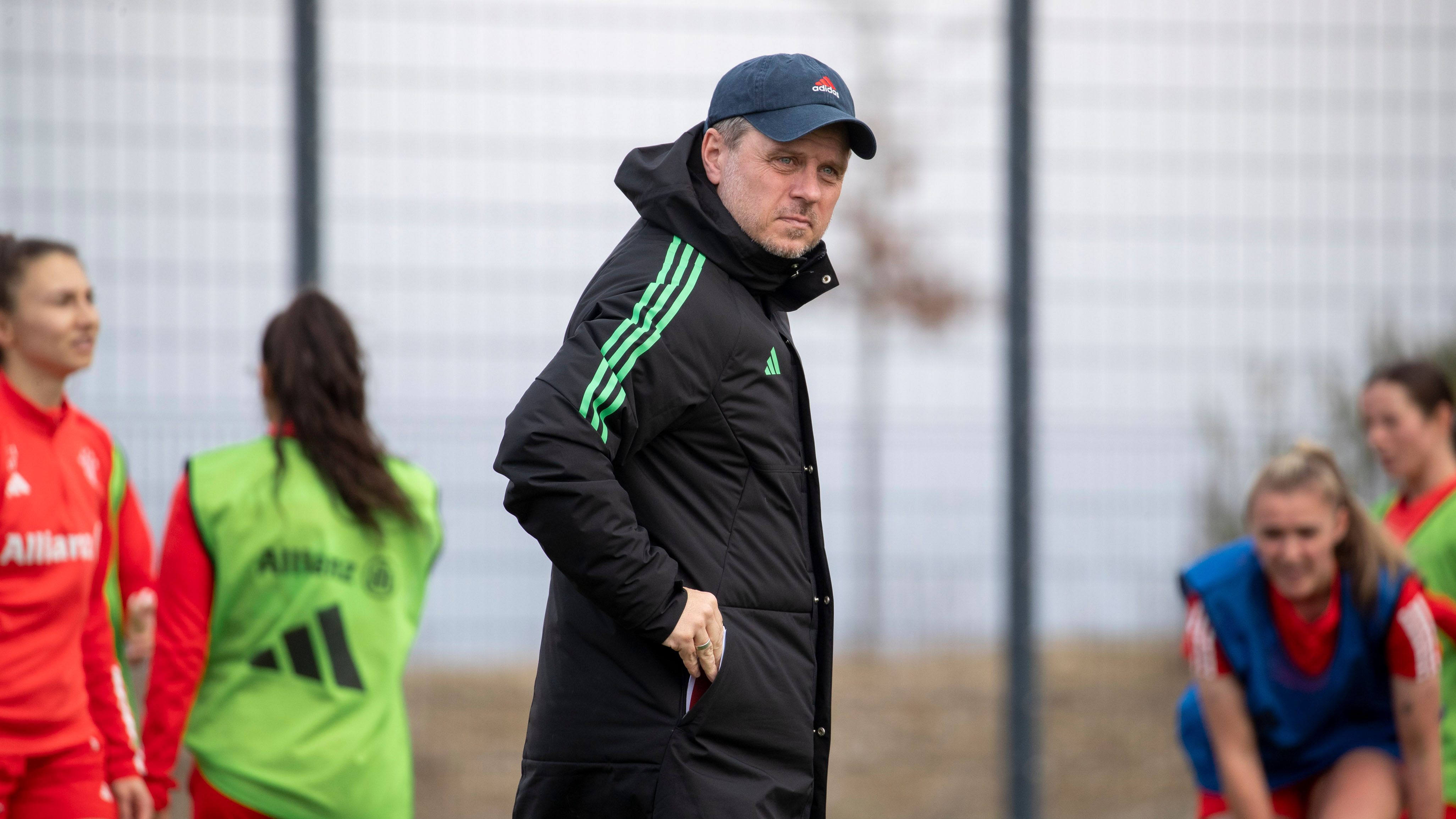 Alexander Straus im Training der FC Bayern Frauen