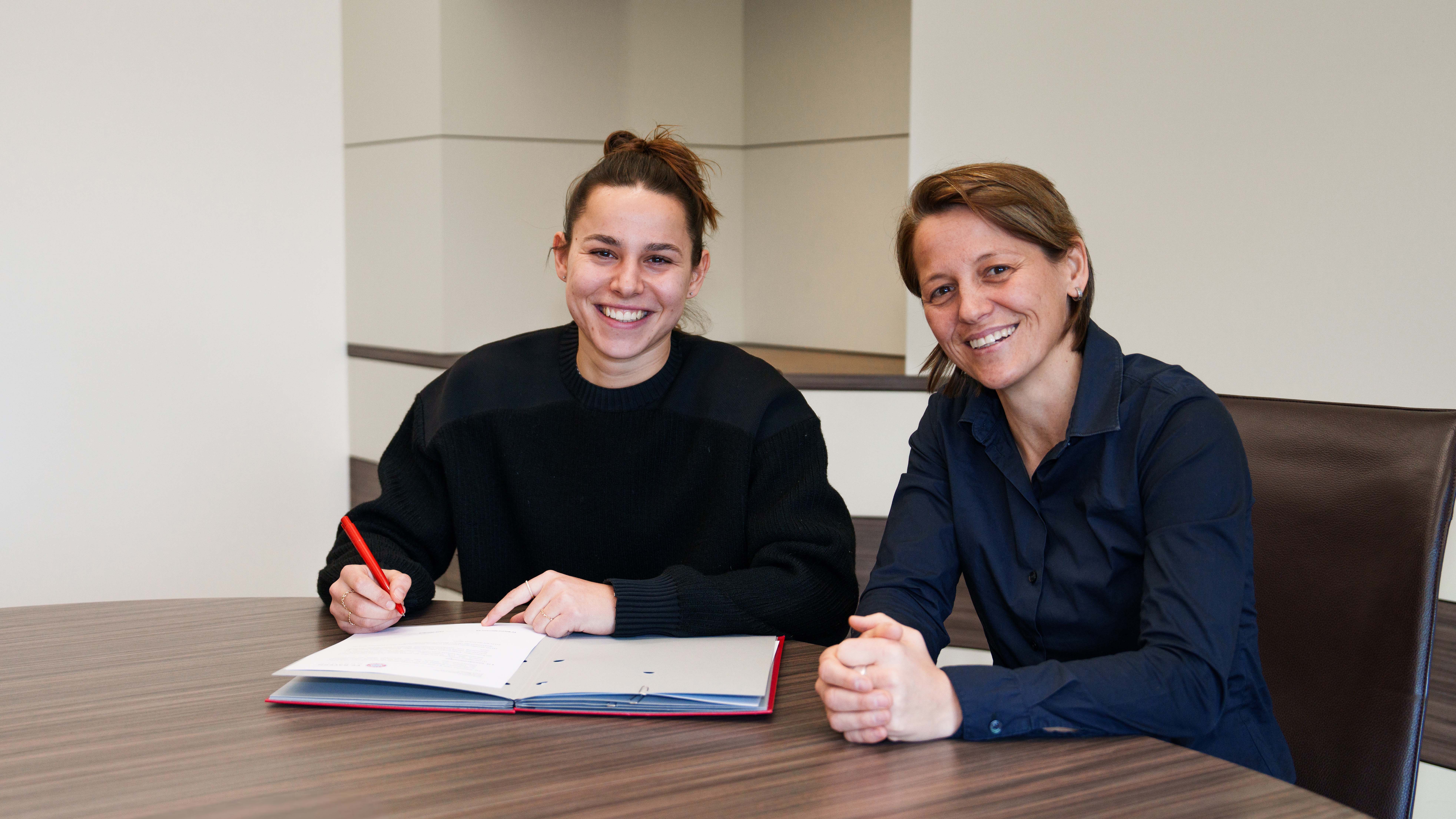 Lena Oberdorf signing her contract with FC Bayern Munich