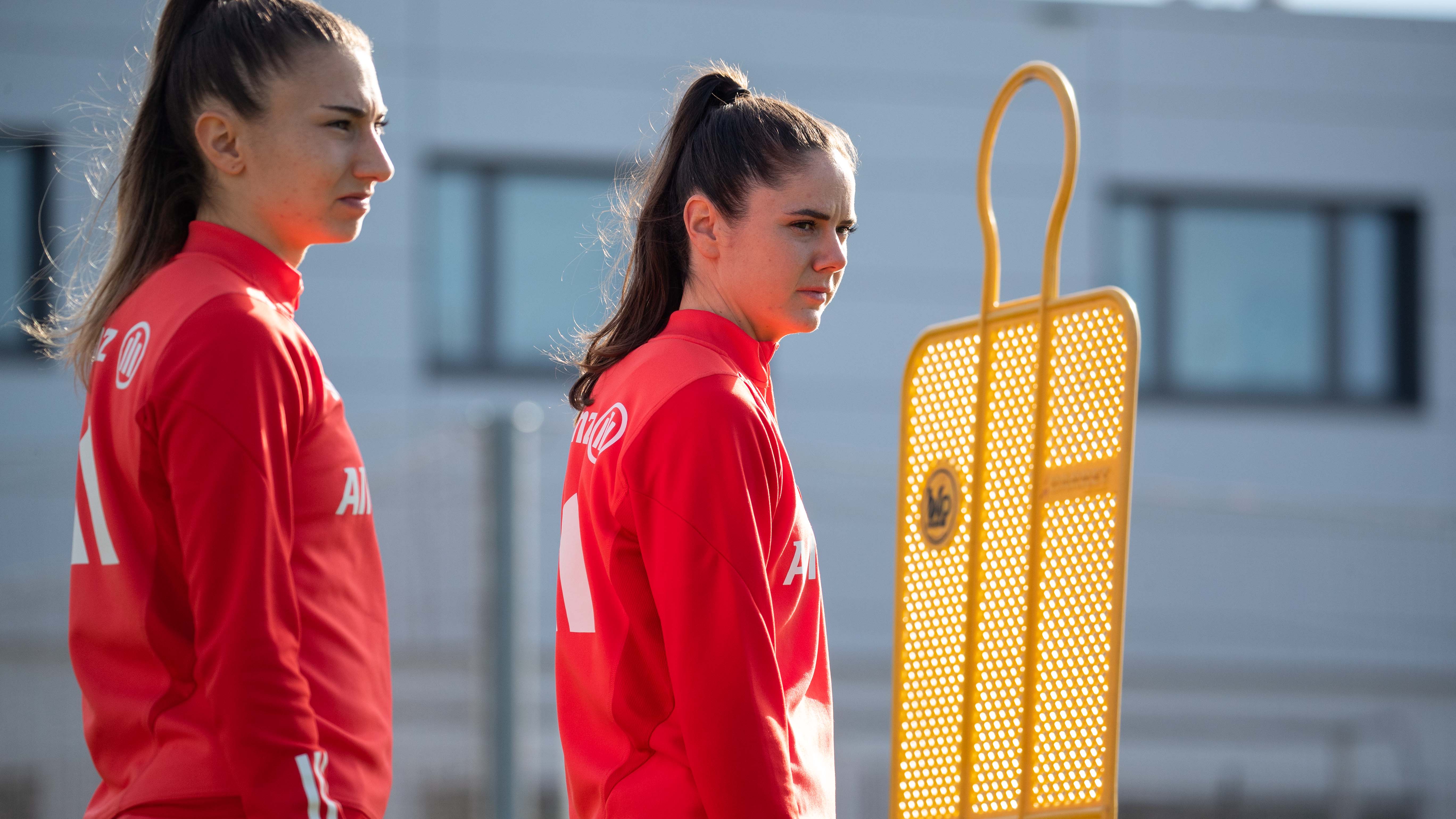 Sarah Zadrazil von den FC Bayern Frauen vor dem Spiel gegen Essen