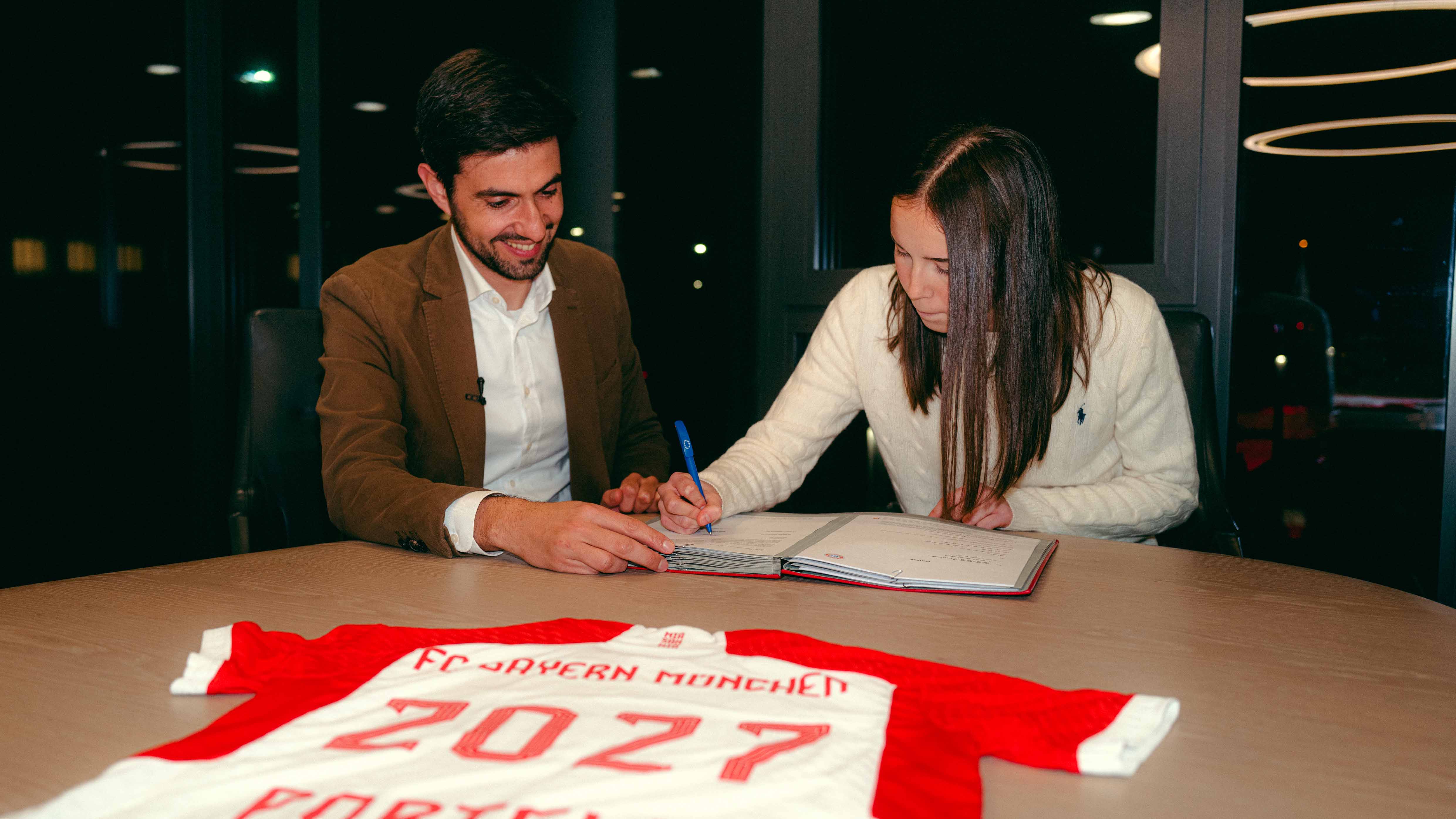 Laila Portella bei der Vertragsunterzeichnung am FC Bayern Campus