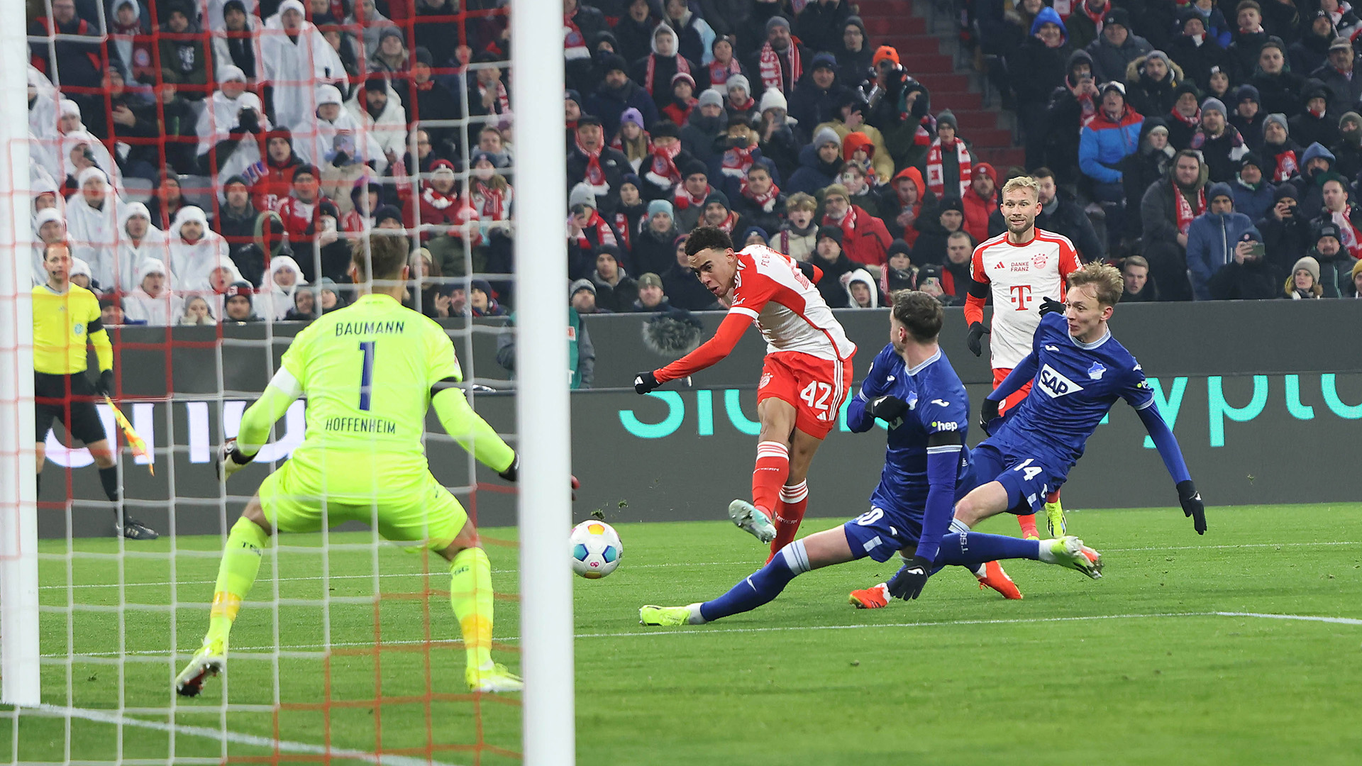 Jamal Musiala beim Torschuss im Bundesliga-Spiel des FC Bayern gegen die TSG Hoffenheim