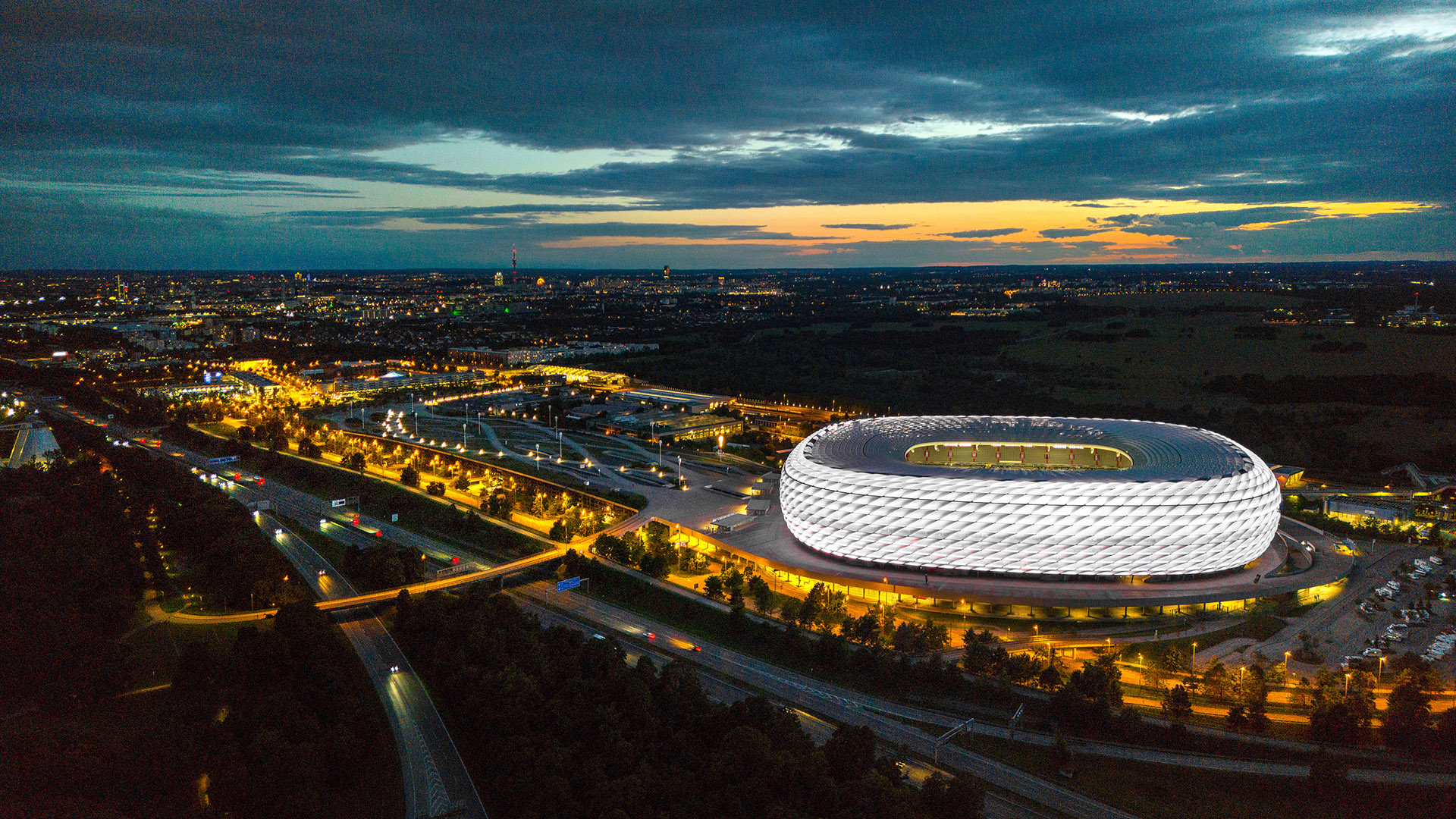 luftbild-allianz-arena-nacht-weiss