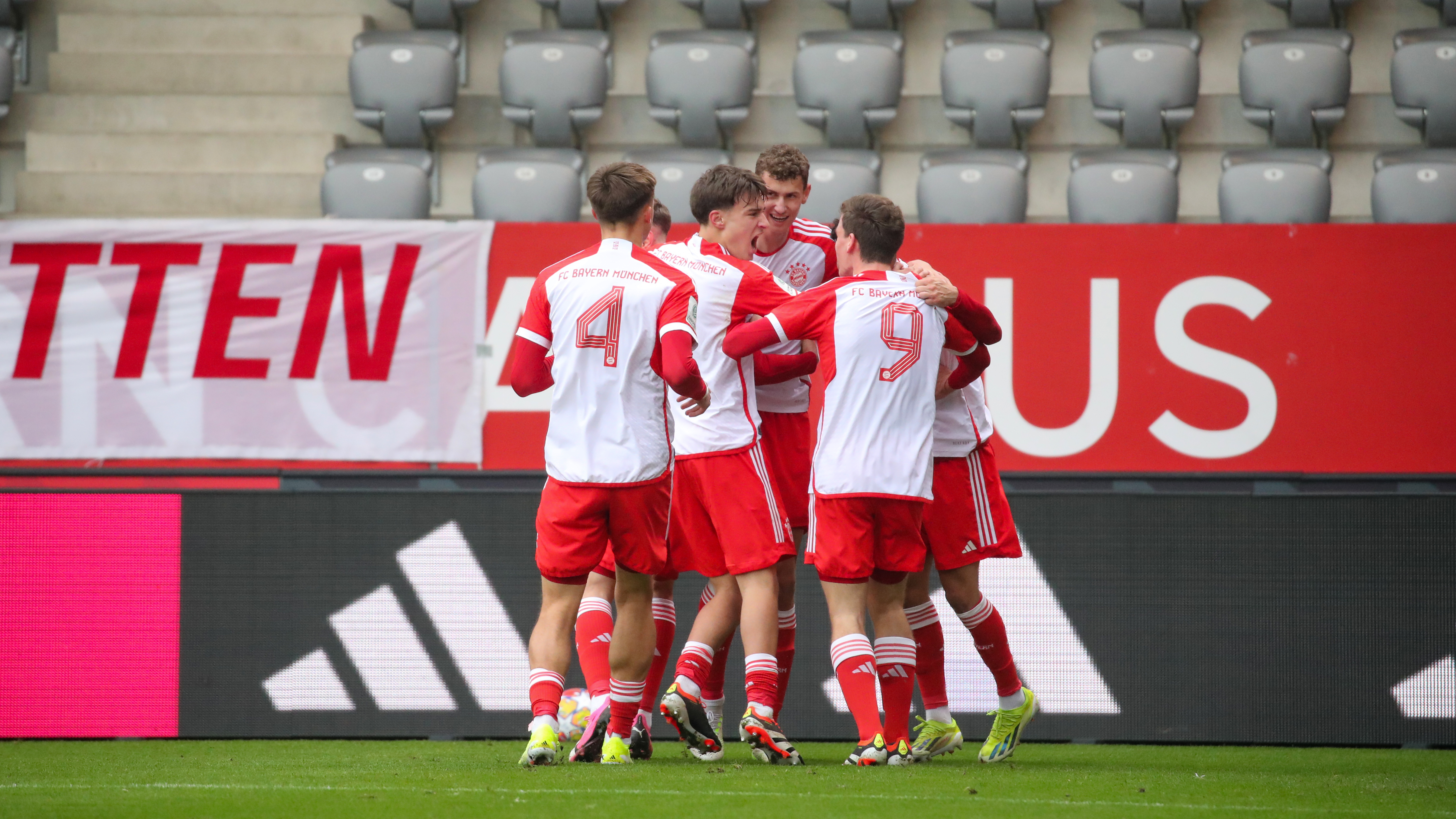 Die Bayern bejubeln den Führungstreffer gegen Feyenoord Rotterdam.