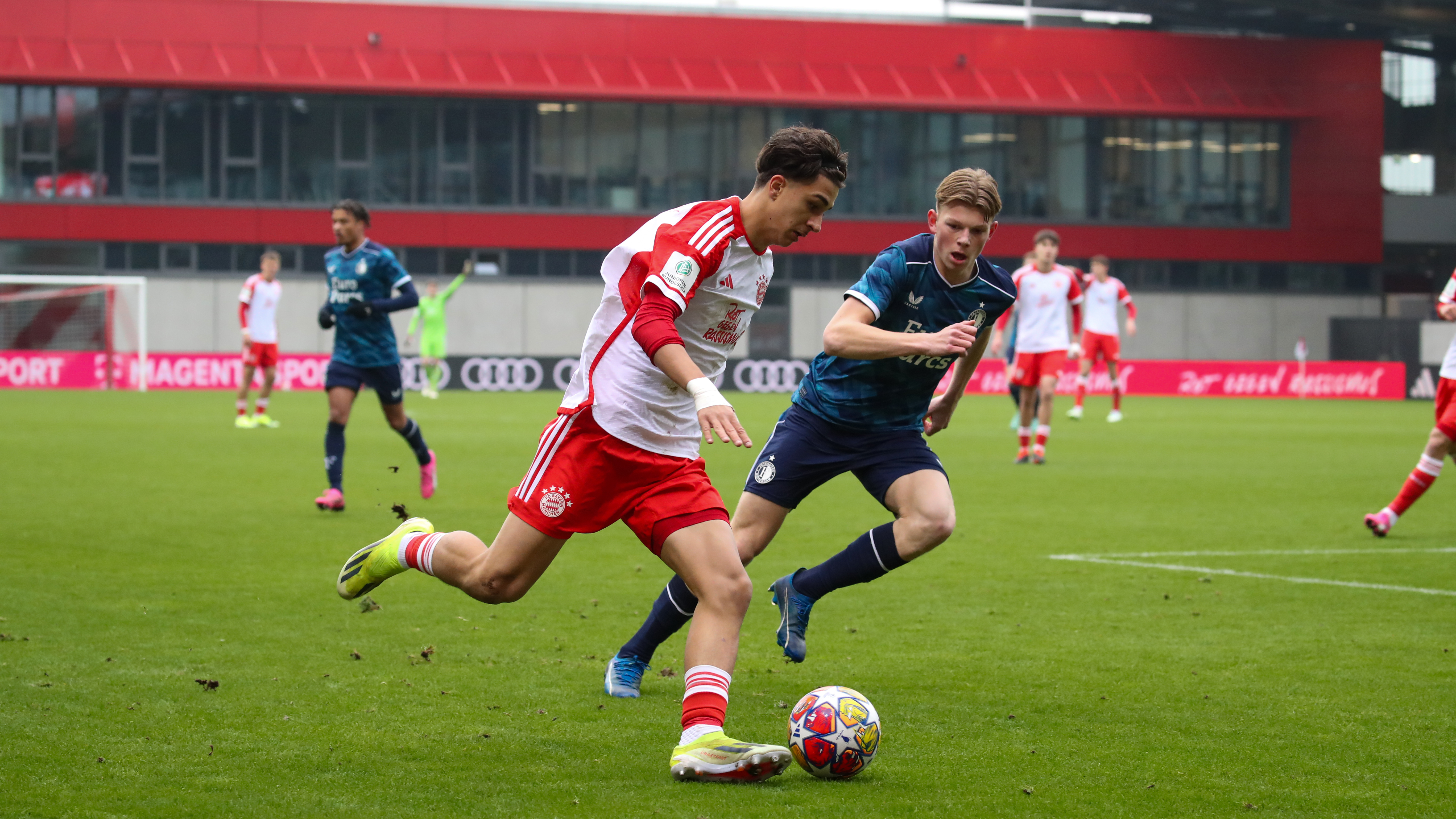 Adin Licina im Duell gegen Feyenoord Rotterdam.