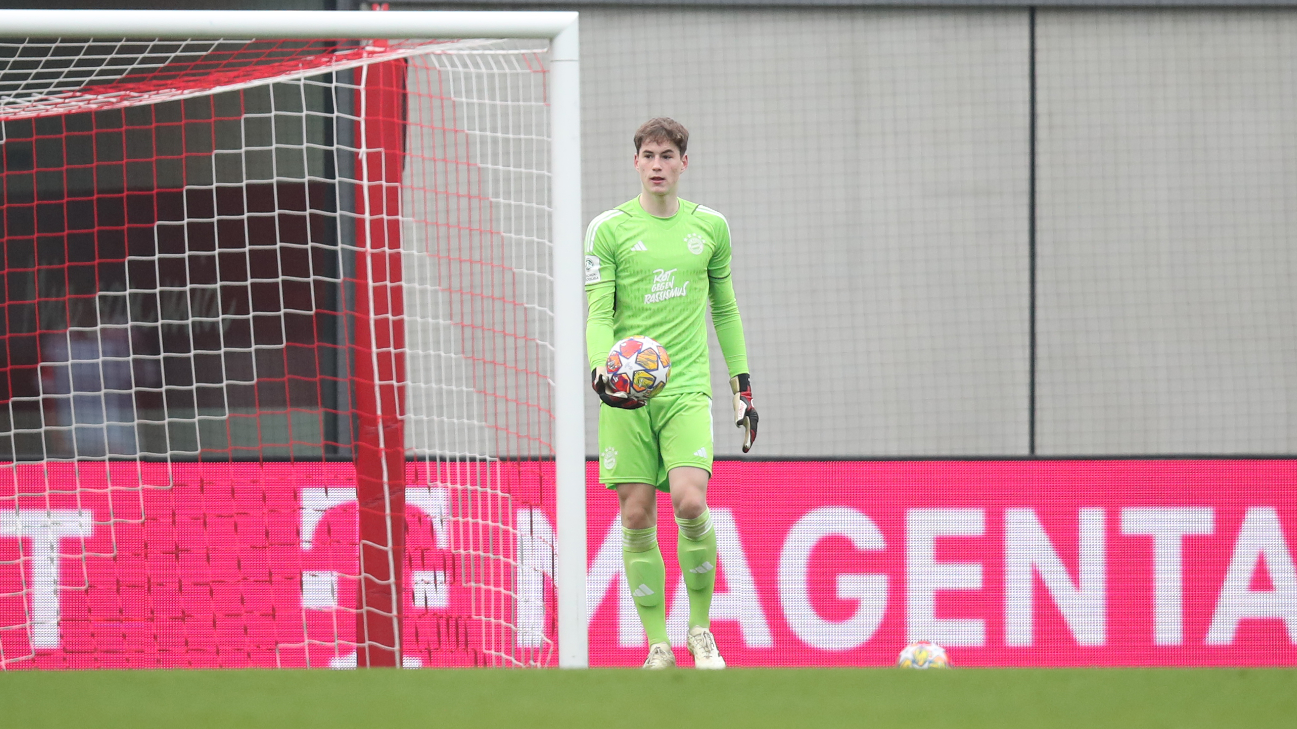 Max Schmitt während der Youth League-Partie gegen Feyenoord Rotterdam.