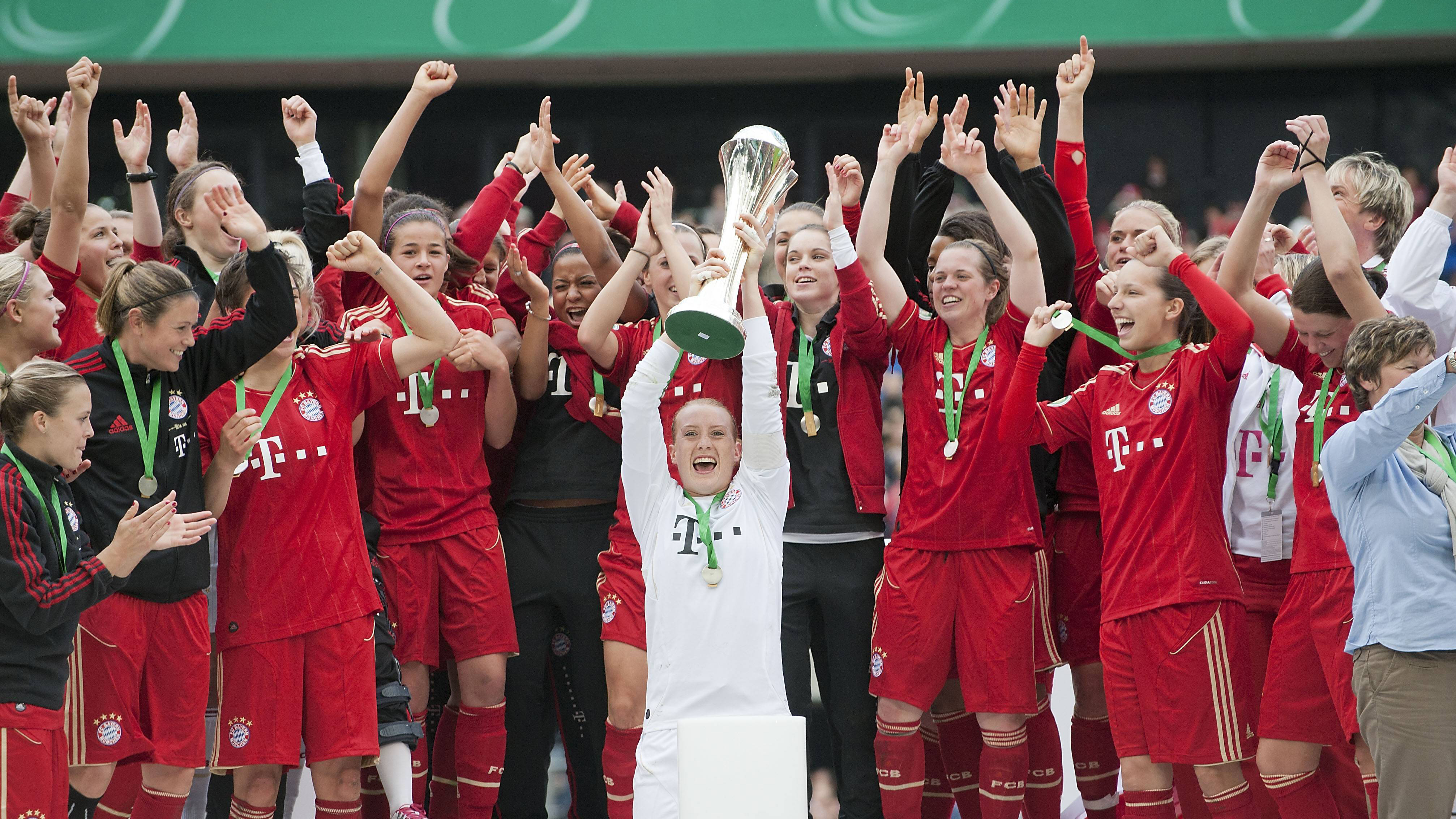 Die FC Bayern Frauen bejubeln den Triumph im DFB-Pokal 2012.