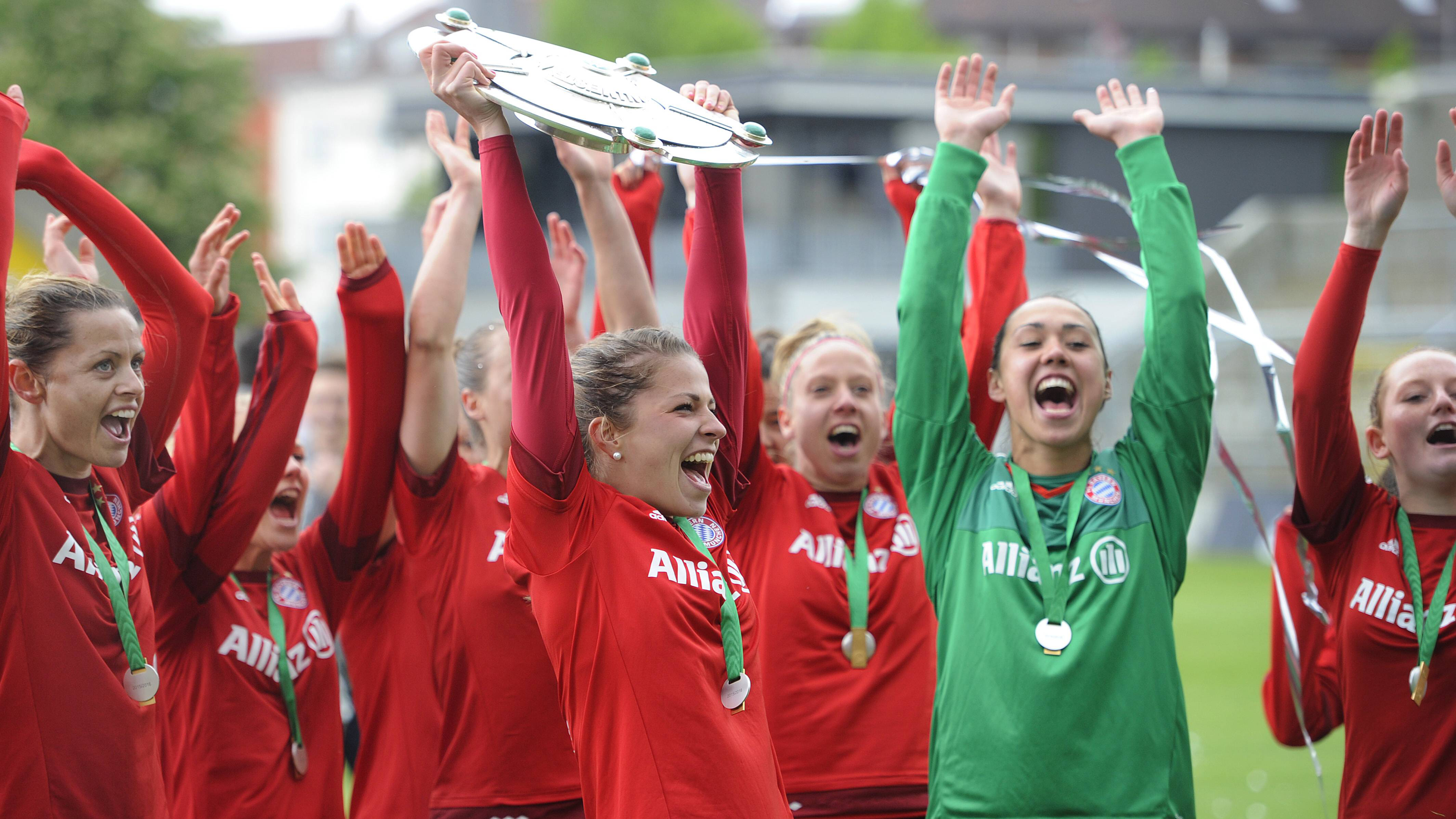 Die FCB-Frauen feiern den Titelgewinn der deutschen Meisterschaft im Jahr 2016.