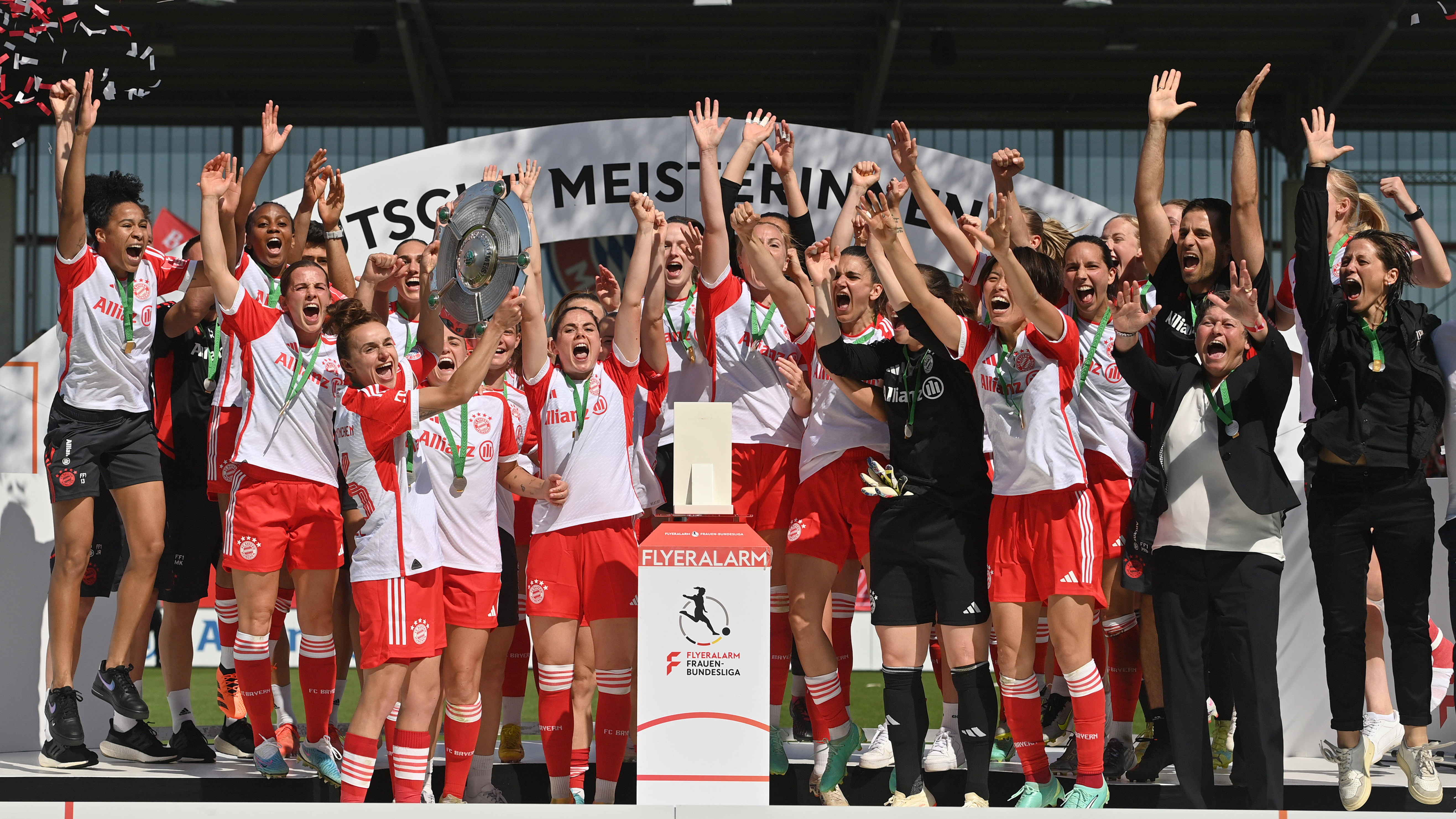 Die FC Bayern Frauen bejubeln den fünften Meistertitel der Vereinsgeschichte.