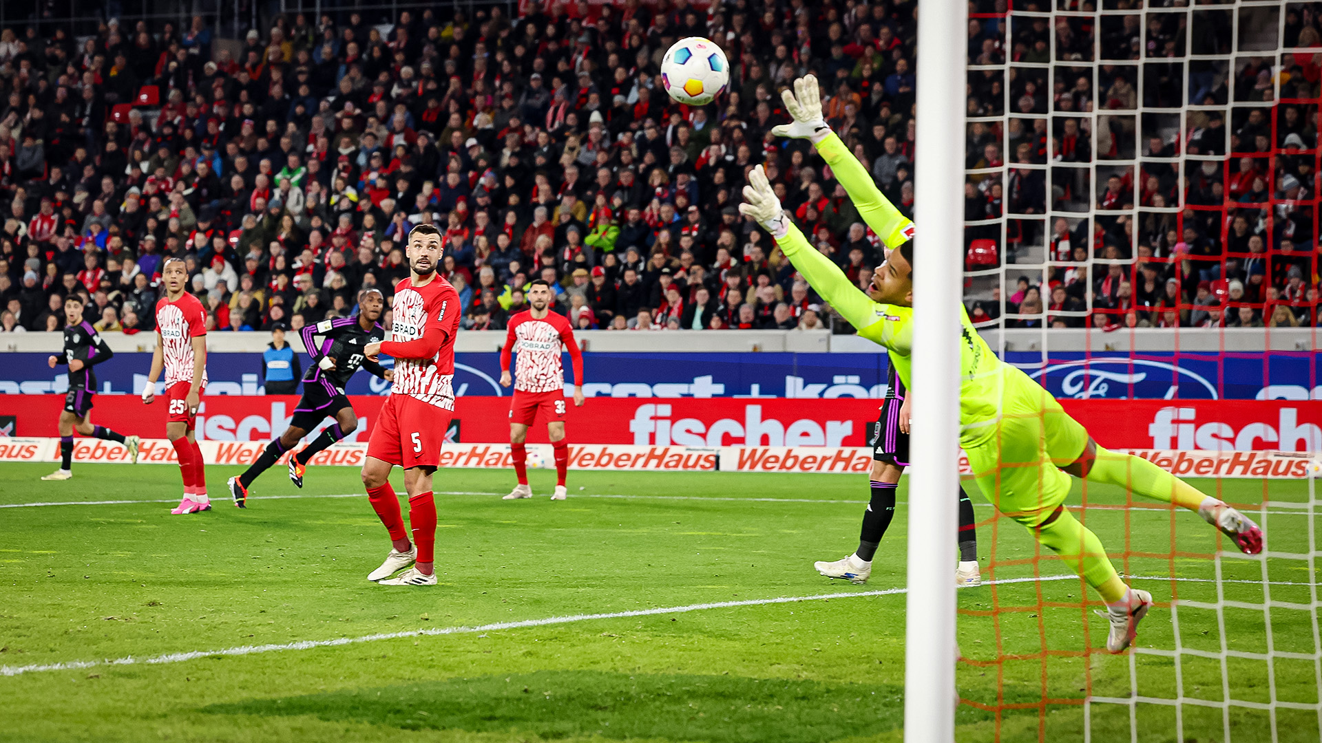 Spielszene aus dem Bundesliga-Duell FC Bayern beim SC Freiburg