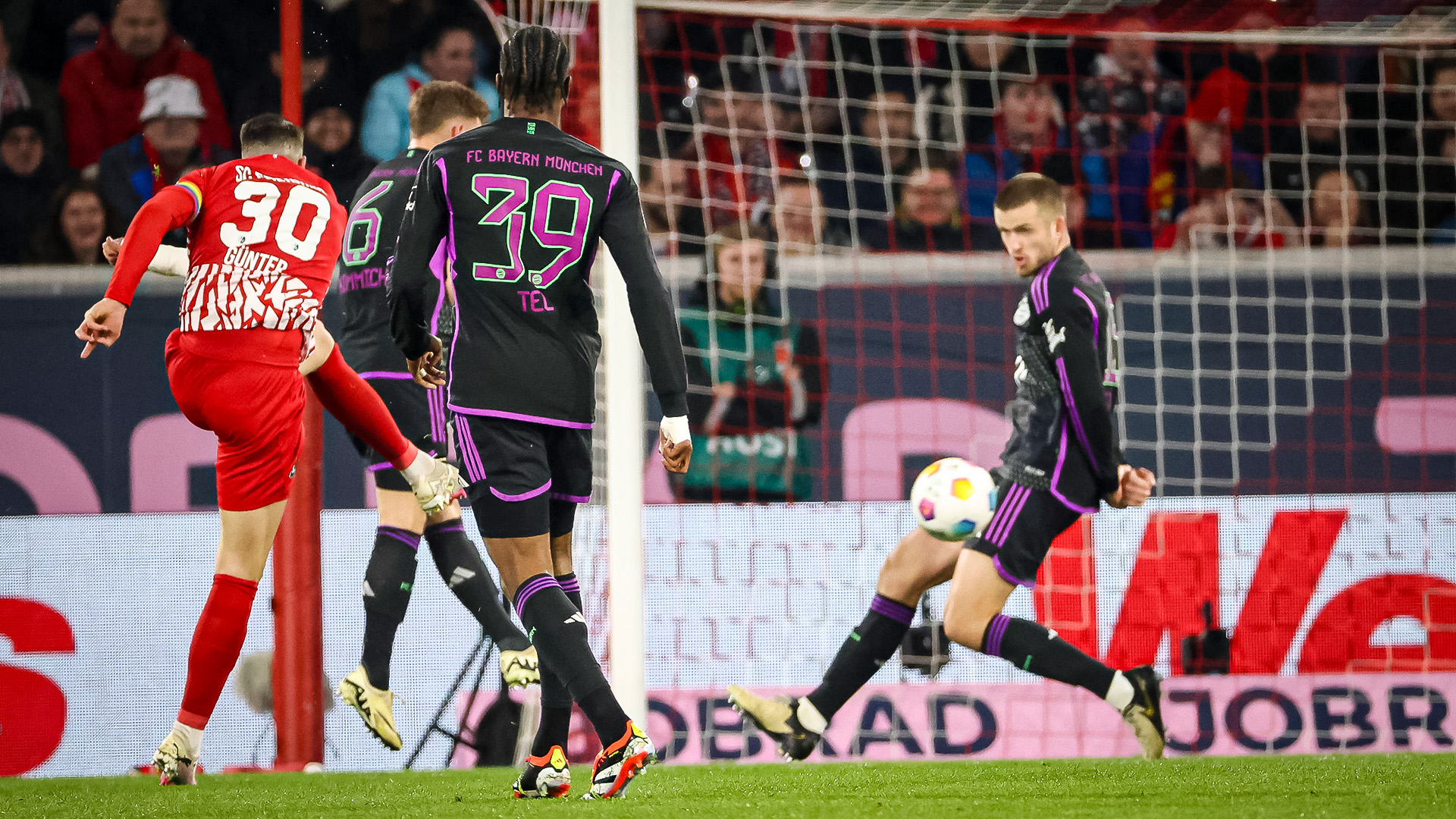 Spielszene aus dem Bundesliga-Duell FC Bayern beim SC Freiburg