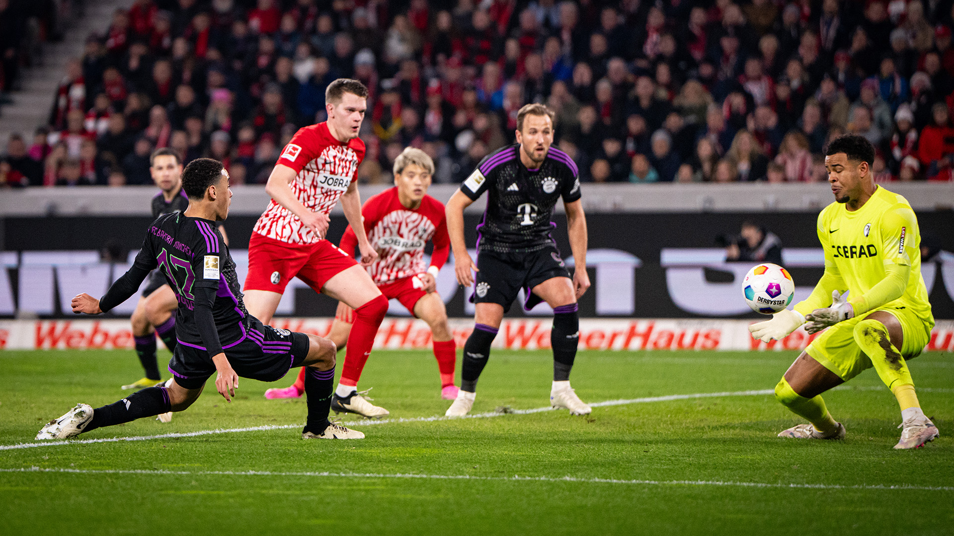 Spielszene aus dem Bundesliga-Duell FC Bayern beim SC Freiburg