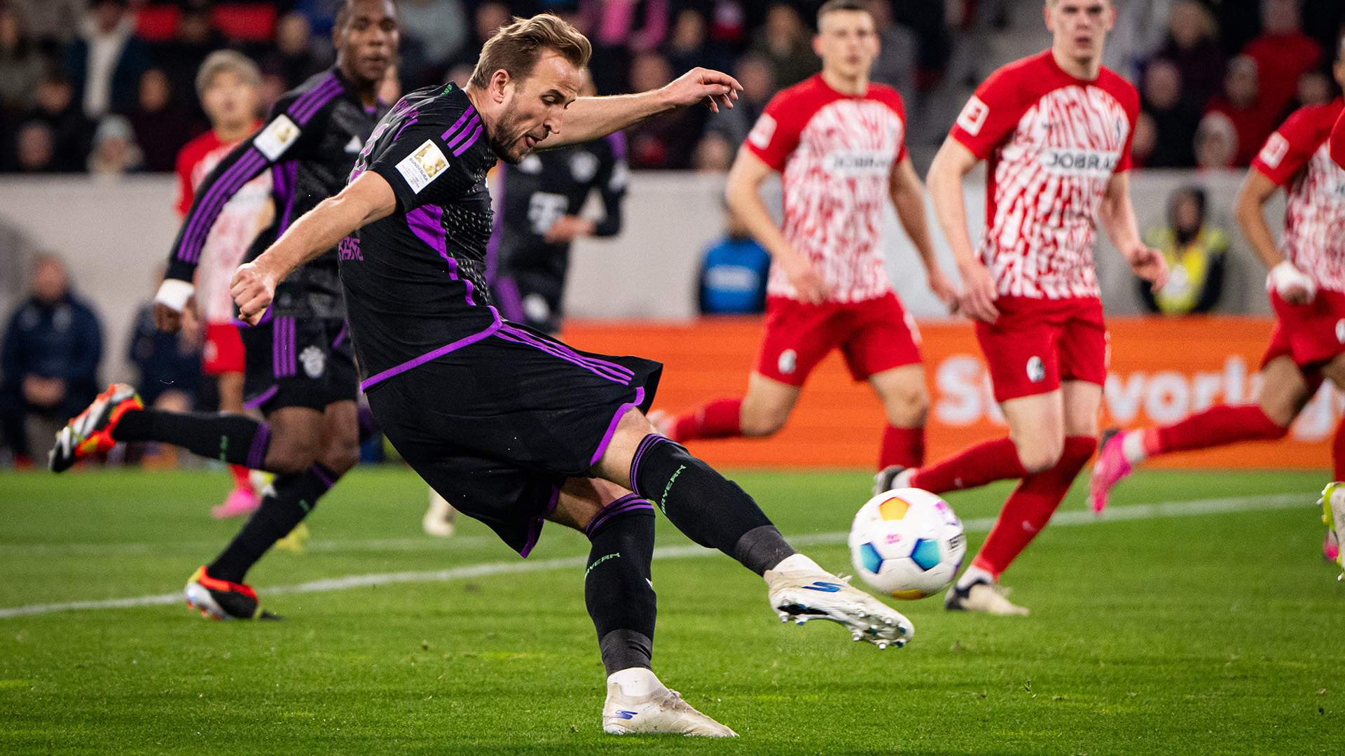 Spielszene aus dem Bundesliga-Duell FC Bayern beim SC Freiburg