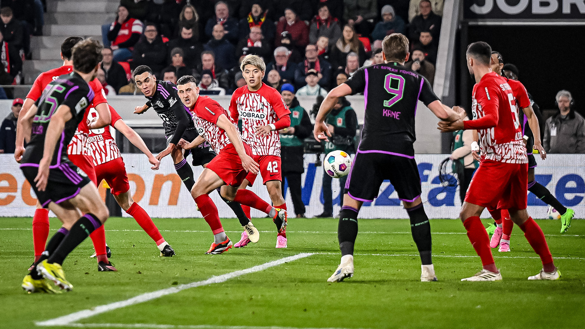 Spielszene aus dem Bundesliga-Duell FC Bayern beim SC Freiburg