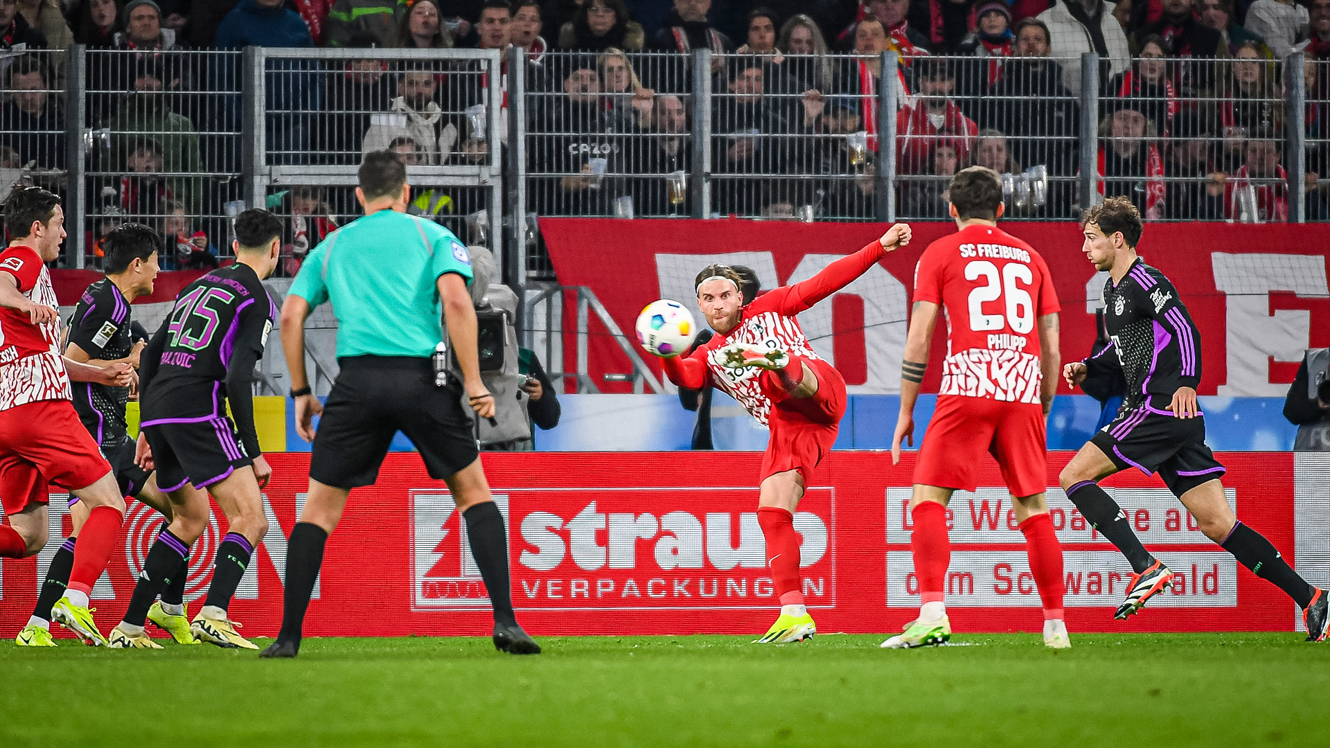 Spielszene aus dem Bundesliga-Duell FC Bayern beim SC Freiburg